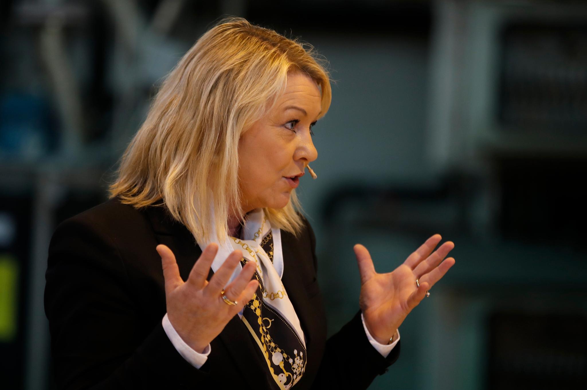Næringsminister Monica Mæland mener Regjeringen på nytt må vurdere å øke fedrekvoter. 