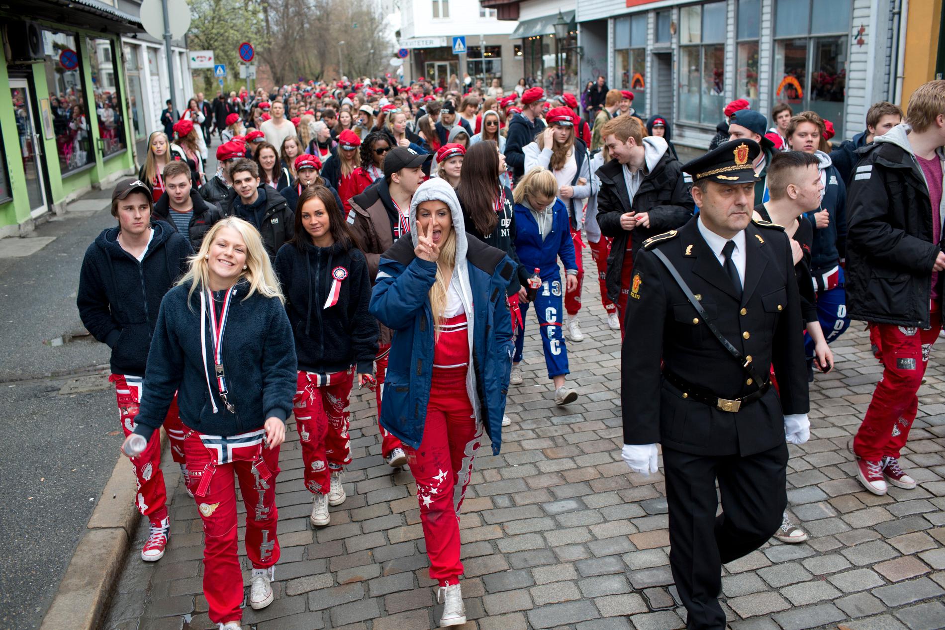 FESTLIG TID: Russen feirer siste del av russetiden i morgenprosesjonen i Bergen. Dette bildet er tatt i 2013. 