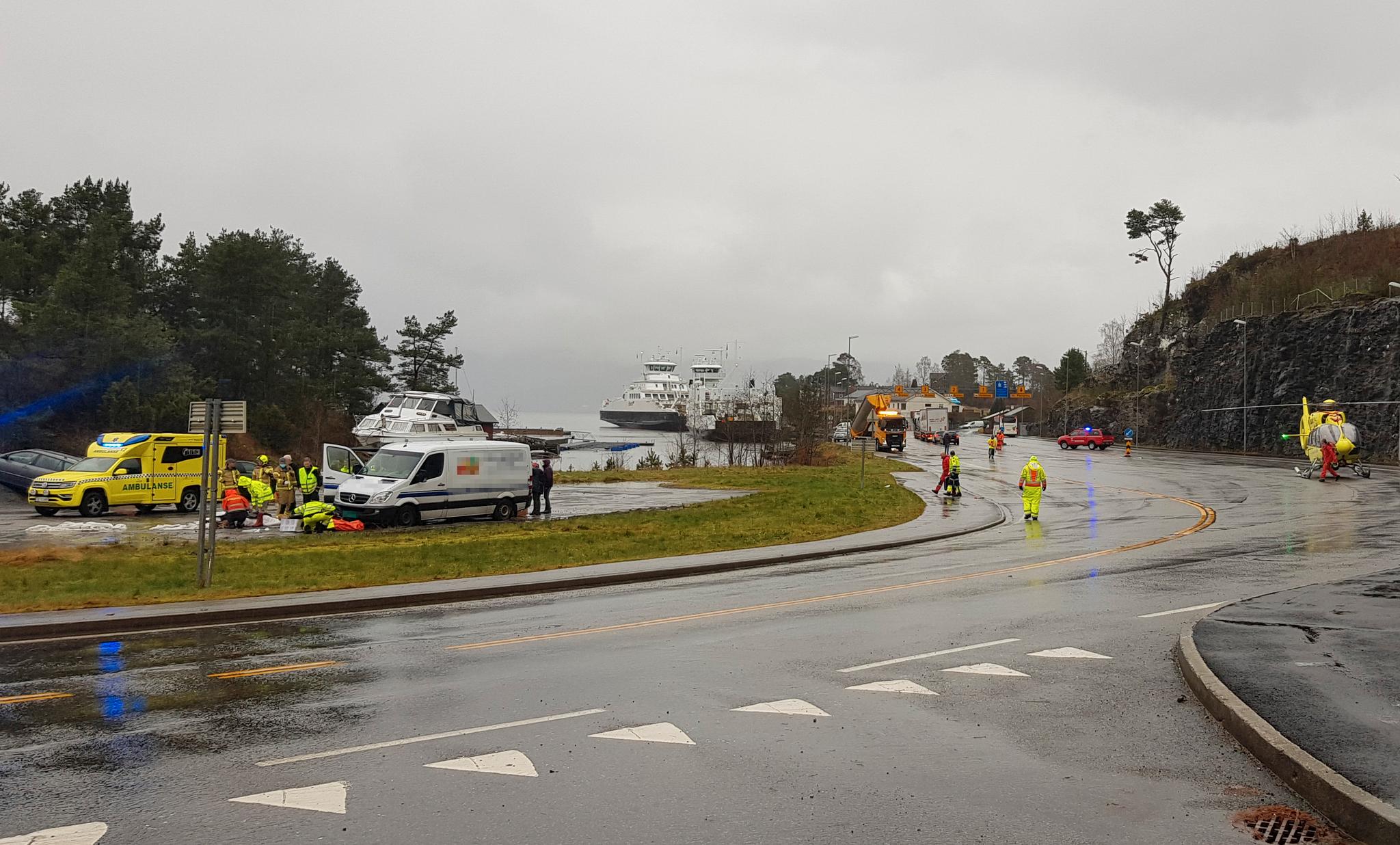 Fire personer ved en salgsbod på Gjermundshavn fergekai i Kvinnherad kommune ble mandag ettermiddag påkjørt av en bil. Alle fire er fløyet til sykehus. 
