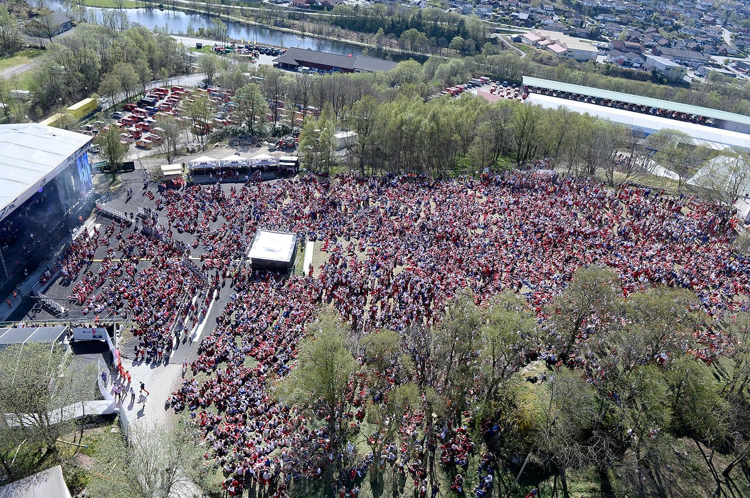  Rundt 10.000 russ samlet seg for å høre Postgirobygget spille. 