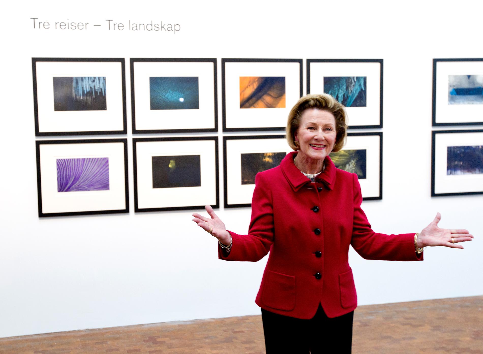  «Som kunsthistoriker har dronning Sonja bidratt gjennom mange år til å styrke kunstfeltet og legge til rette innen flere kunstfelt», skriver  Tove Sundt-Hansen. Bildet viser dronningen som  stiller ut 24 bilder hun laget sammen med Kjell Nupen i 2011.