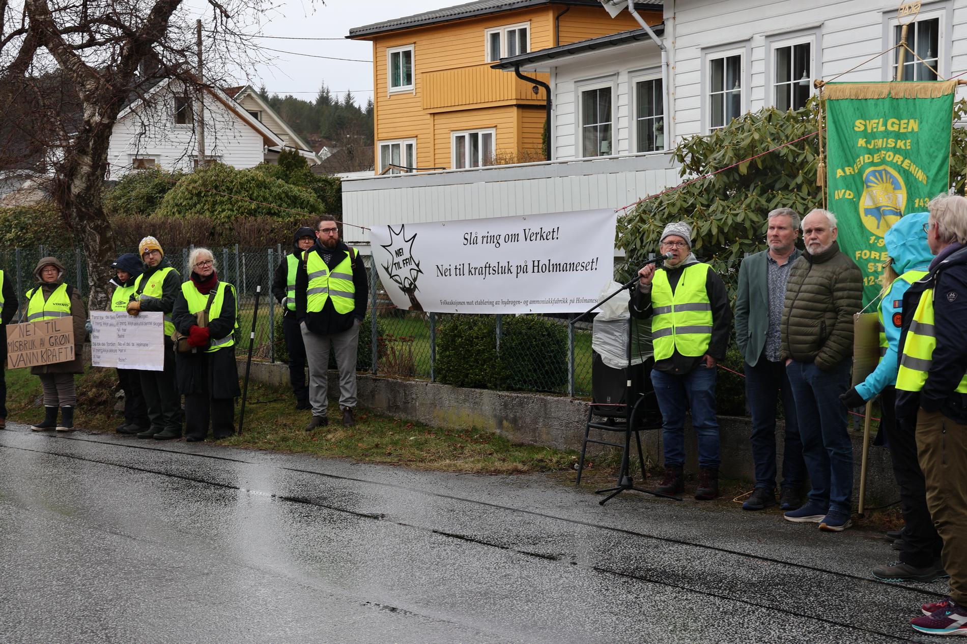 Markering mot Holmaneset-prosjektet i forbindelse med et orienteringsmøte i Kalvåg i Bremanger kommune.