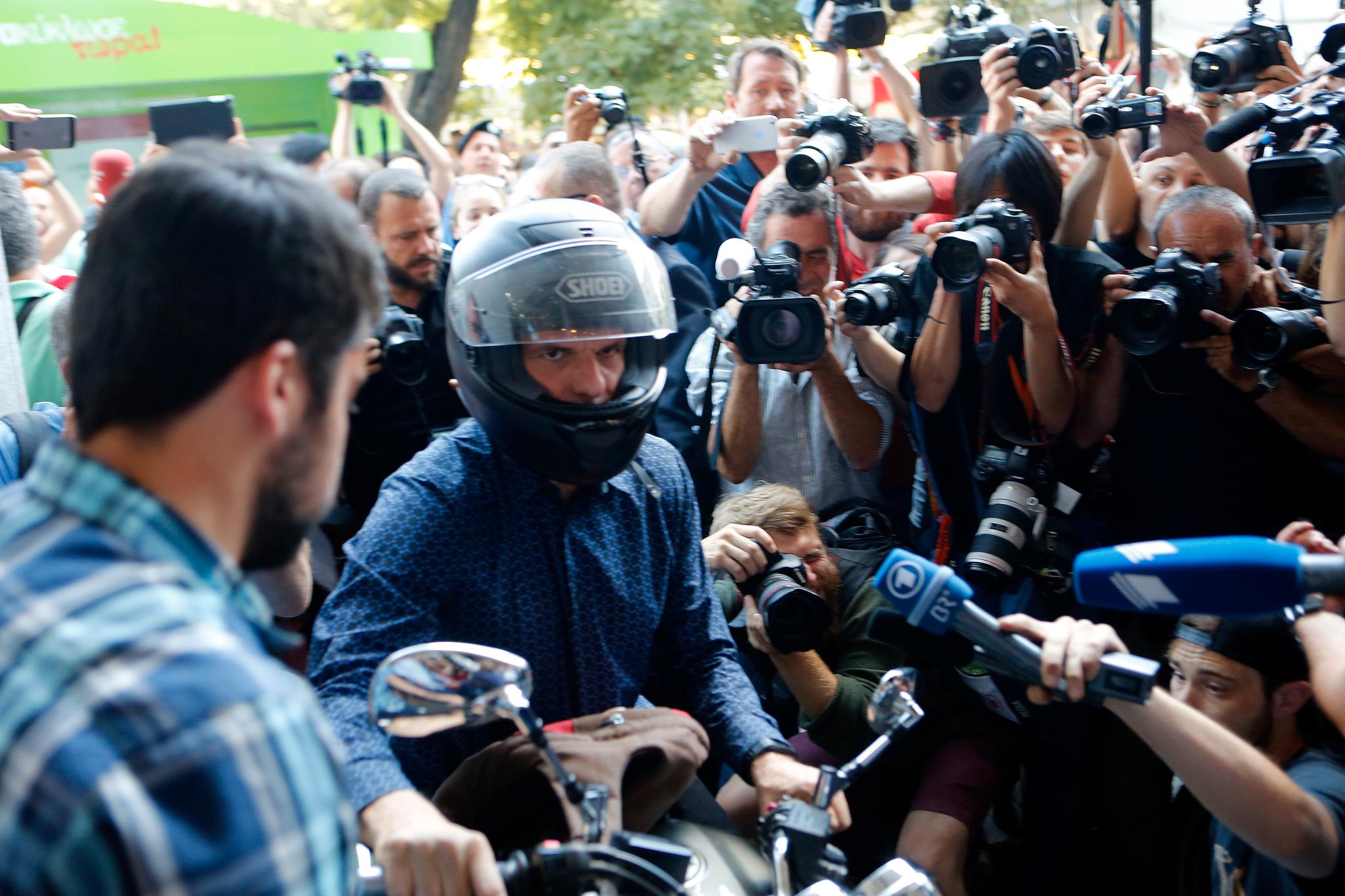 Yanis Varoufakis prøver å komme seg av gårde på motorsykkelen etter at han har trukket seg som finansminister i juli 2015.