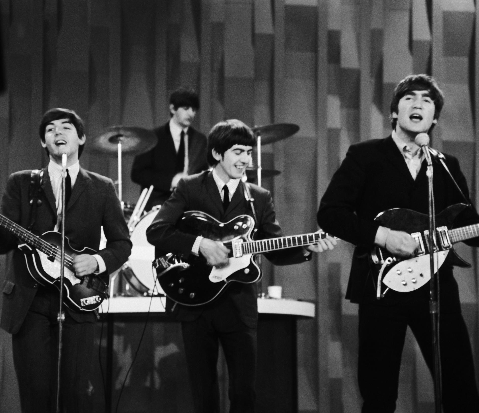 BEATLES: Paul McCartney, Ringo Starr, George Harrison og John Lennon på amerikansk TV i 1964. 