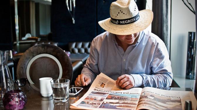 Partyfikser «PC» leser en artikkel om luksuscruise i dagens avis. - Det er viktig å følge med, forteller han. Foto: Lena Rustan Fidjestad