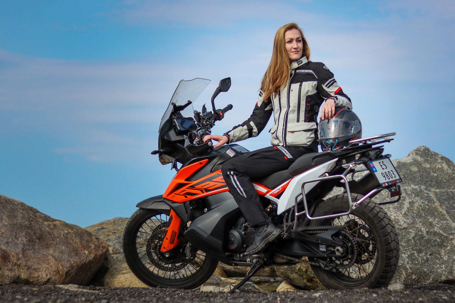– Har man lyst, kan man gjøre det, sier Runa Grydeland om å reise alene på tur som kvinnelig motorsyklist. 