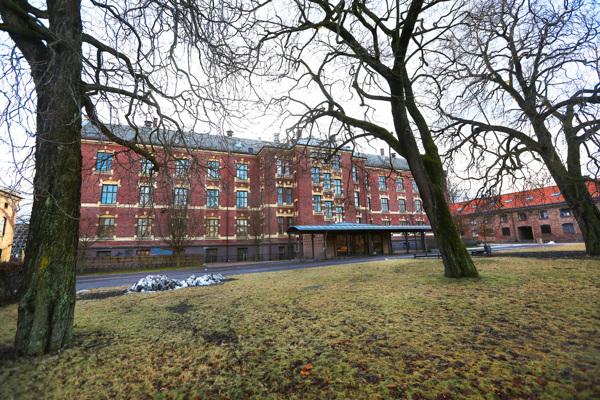 Myntgata 2 i Kvadraturen ble kjøpt av Oslo kommune for to år siden. Kommunen ønsker en skole for 840 elever, noe som kan koste skattebetalerne over 80 millioner kroner ekstra.