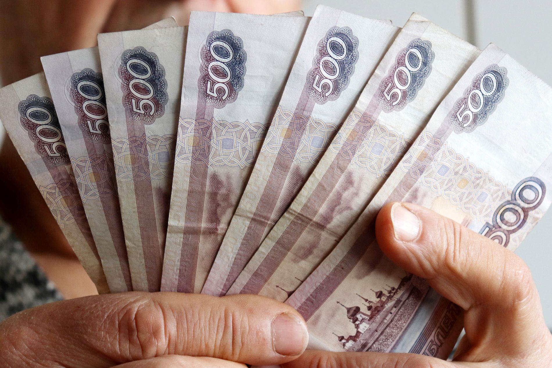 De økonomiske sanksjonene gjør blant annet at den russiske valutaen (rubler) faller i verdi.