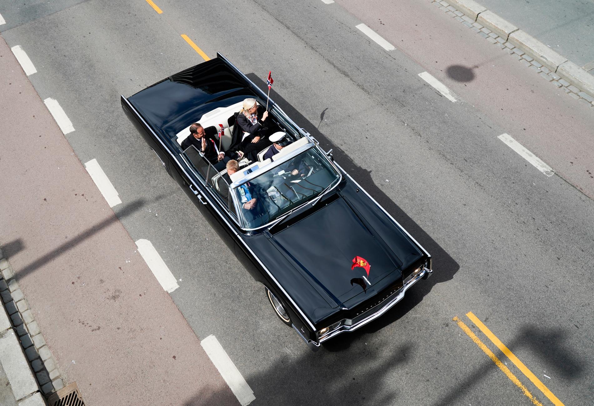Kronprinsparet ute på tur på Grønland i Oslo i åpen bil under fjorårets feiring. 