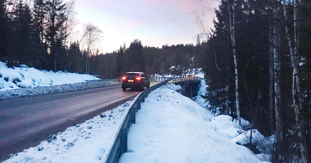 Denne broen vil komme særdeles brått på på den nye veien forbi Kongsberg, når den åpnes høsten 2019. Broen ligger på Meheia i Buskerud, vest for Kongsberg sentrum og rett øst for fylkesgrensen mot Telemark.