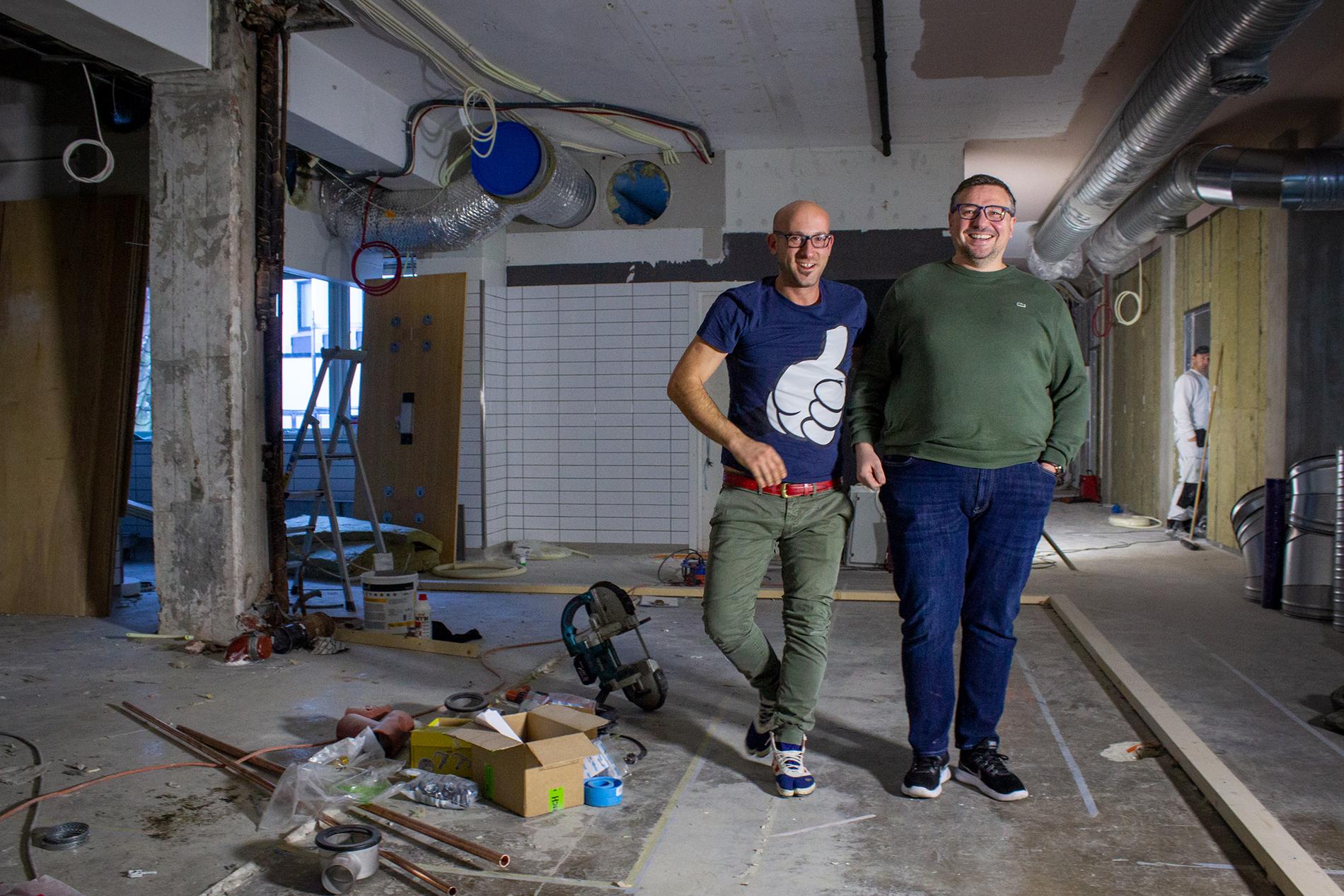 Sebastien Patruno og Stephane Caddeo på sin framtidige arbeidsplass: Kjøkkenet på Cin-Cin. Treramma på gulvet viser hvor den åpne kjøkkenløsningen kommer til å stå.