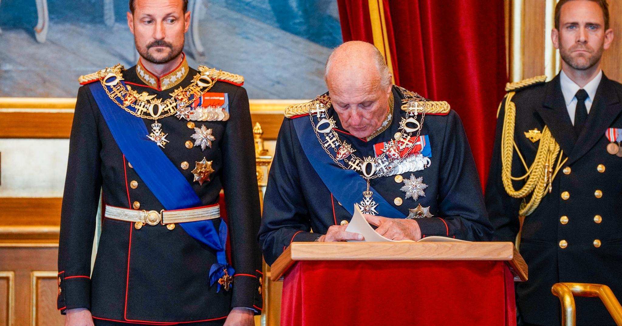 Kong Harald leste for 32. gang regjeringens trontale ved den høytidelige åpningen av Stortinget. Til venstre er kronprins Haakon.