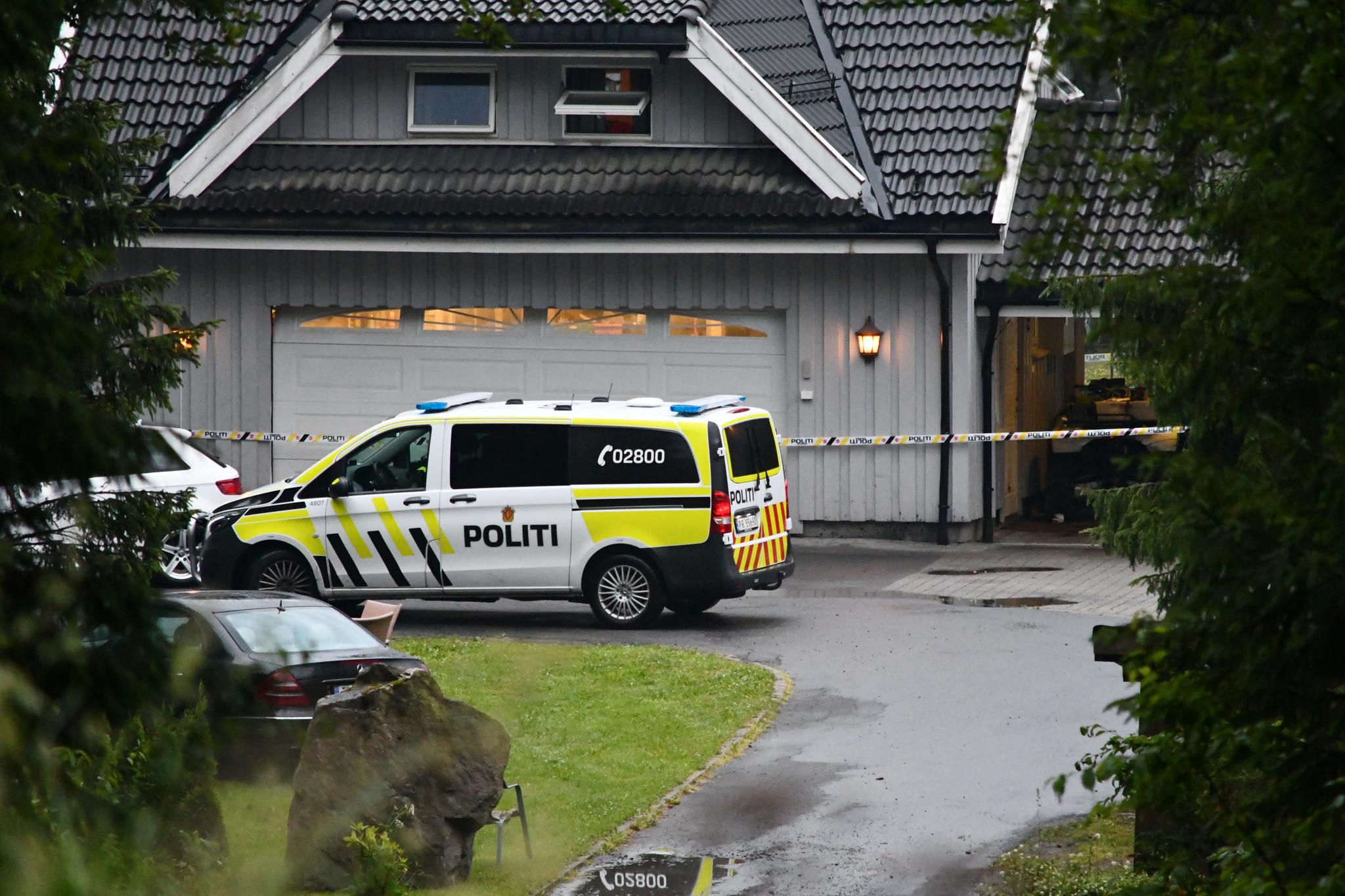 En 26 år gammel mann er siktet for drapsforsøk mot tre personer etter helgens skyting i en enebolig i Arendal. 
