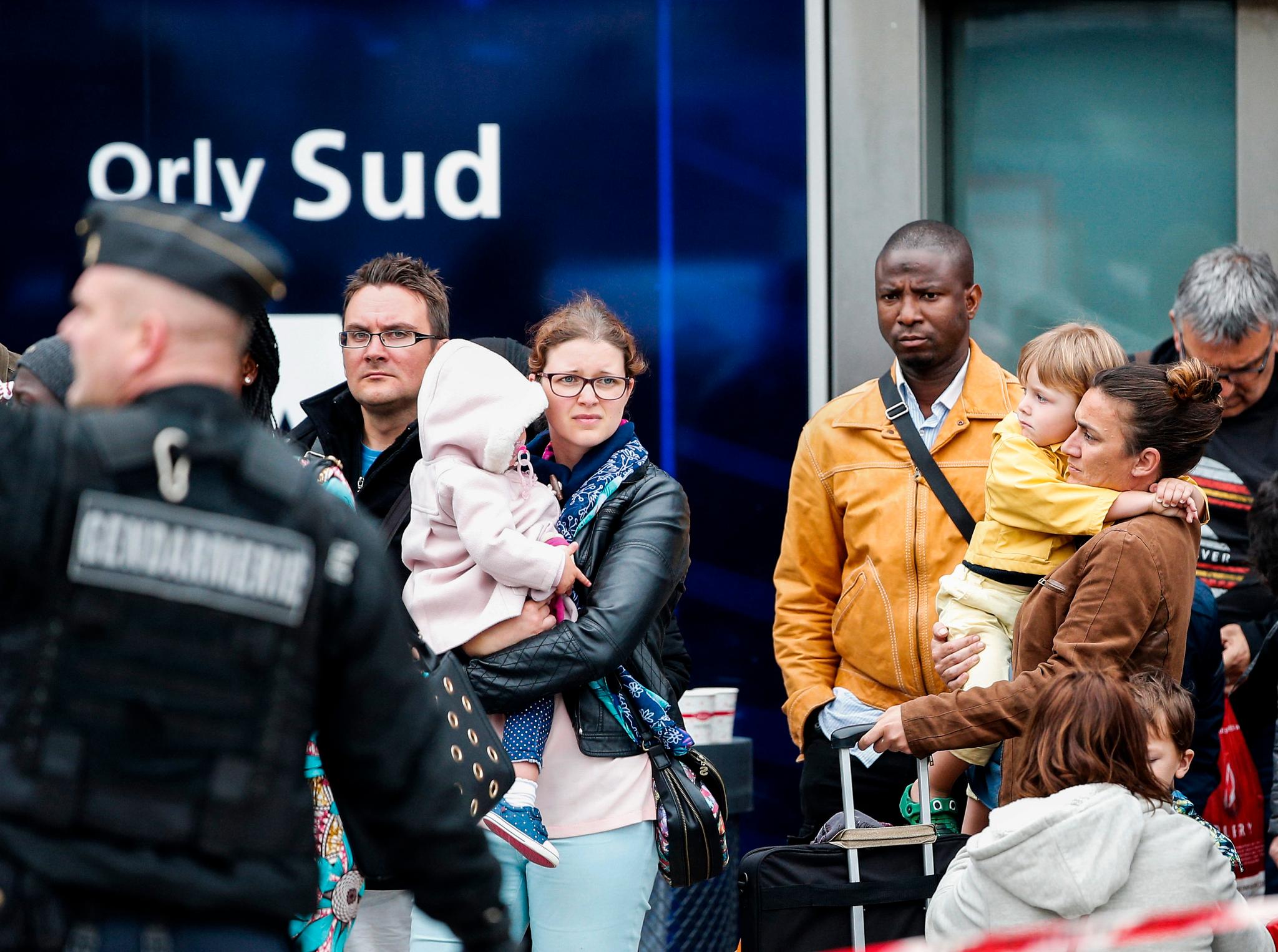 3000 flypassasjerer ble evakuert ved flyplassen Orly utenfor Paris lørdag formiddag. Frankrike er fortsatt i unntakstilstand etter terrorangrepene i Paris og Nice. 