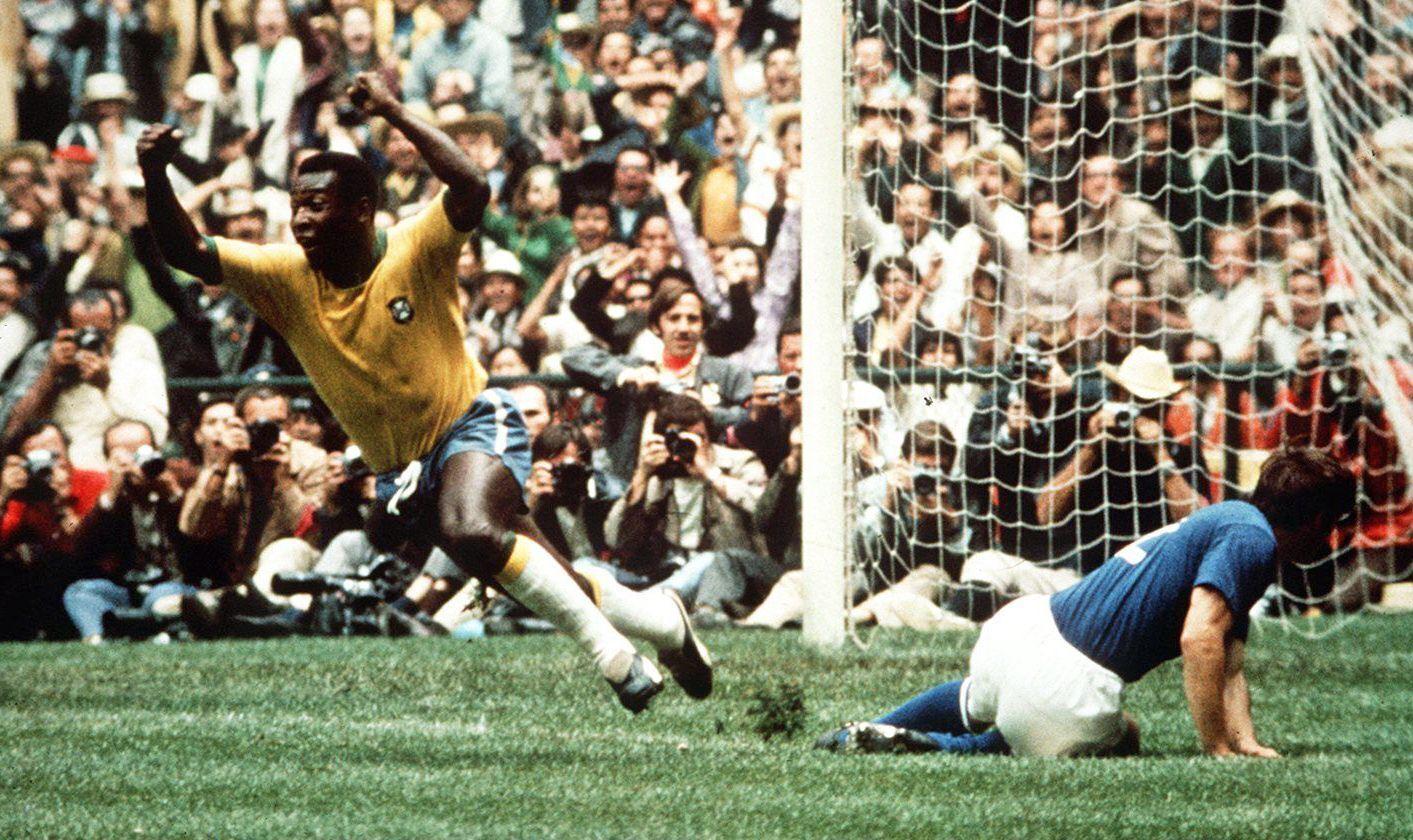 FINALEMÅL: Pelé har gjort 1–0 mens Tarcisio Burgnich fortviler i VM-finalen.