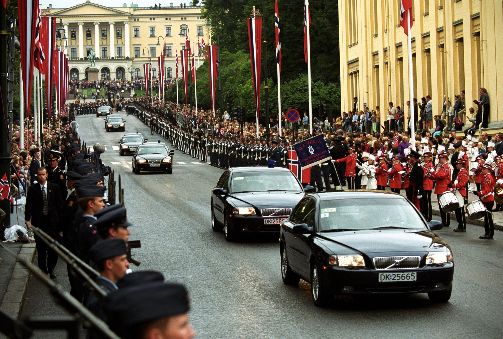 Ikke siden kronprinsens bryllup i 2001 er det ventet så mange prominente personer til Oslo som tirsdag og onsdag. Både fra Slottet og andre residenser skal de kongelige kjøres i kortesje. I 2001 stoppet kortesjene ved Domkirken. Onsdag skal de til Bjørvika. 