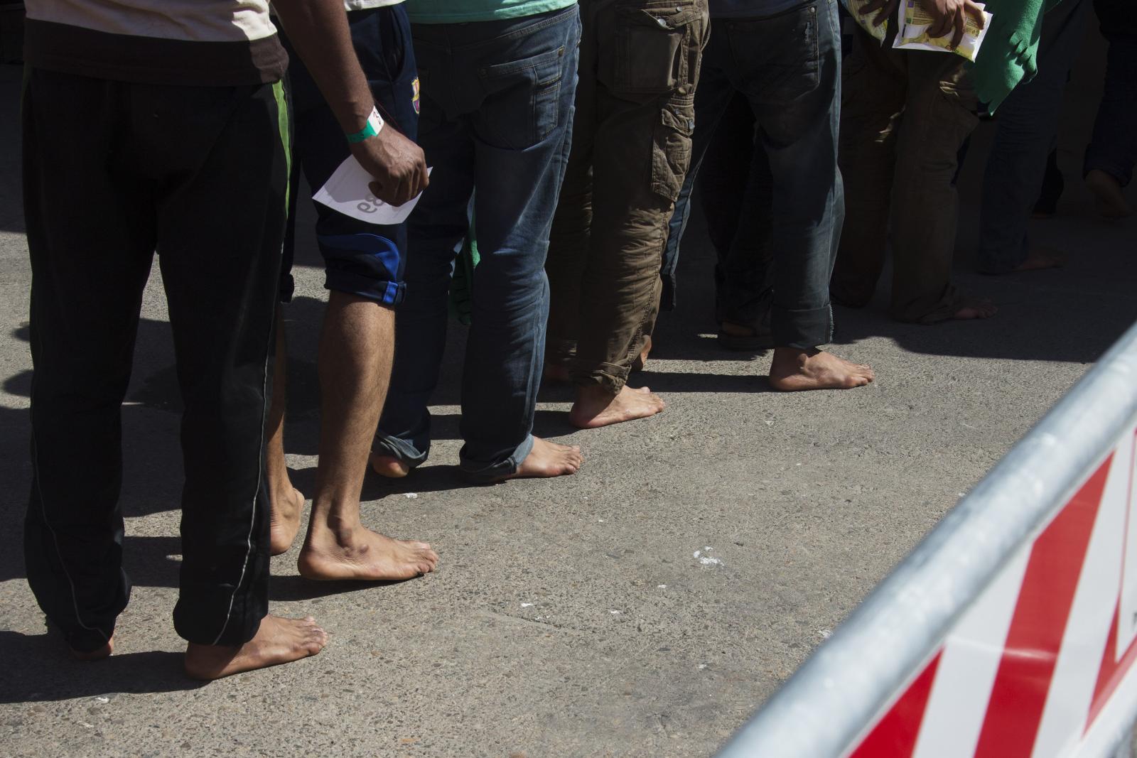 Flyktningene har nådd sitt mål, de er i Europa. På Sardinia venter italienske myndigheter. Alle skal registreres med bilde og fingeravtrykk. De får utdelt vann, kjeks og noen ganger klær og sko. Flyktningene som kommer barbente, har antagelig sittet i en av gummibåtene. Plasten i disse farkostene er av så dårlig kvalitet at alle sko med hæler må settes igjen i Libya.