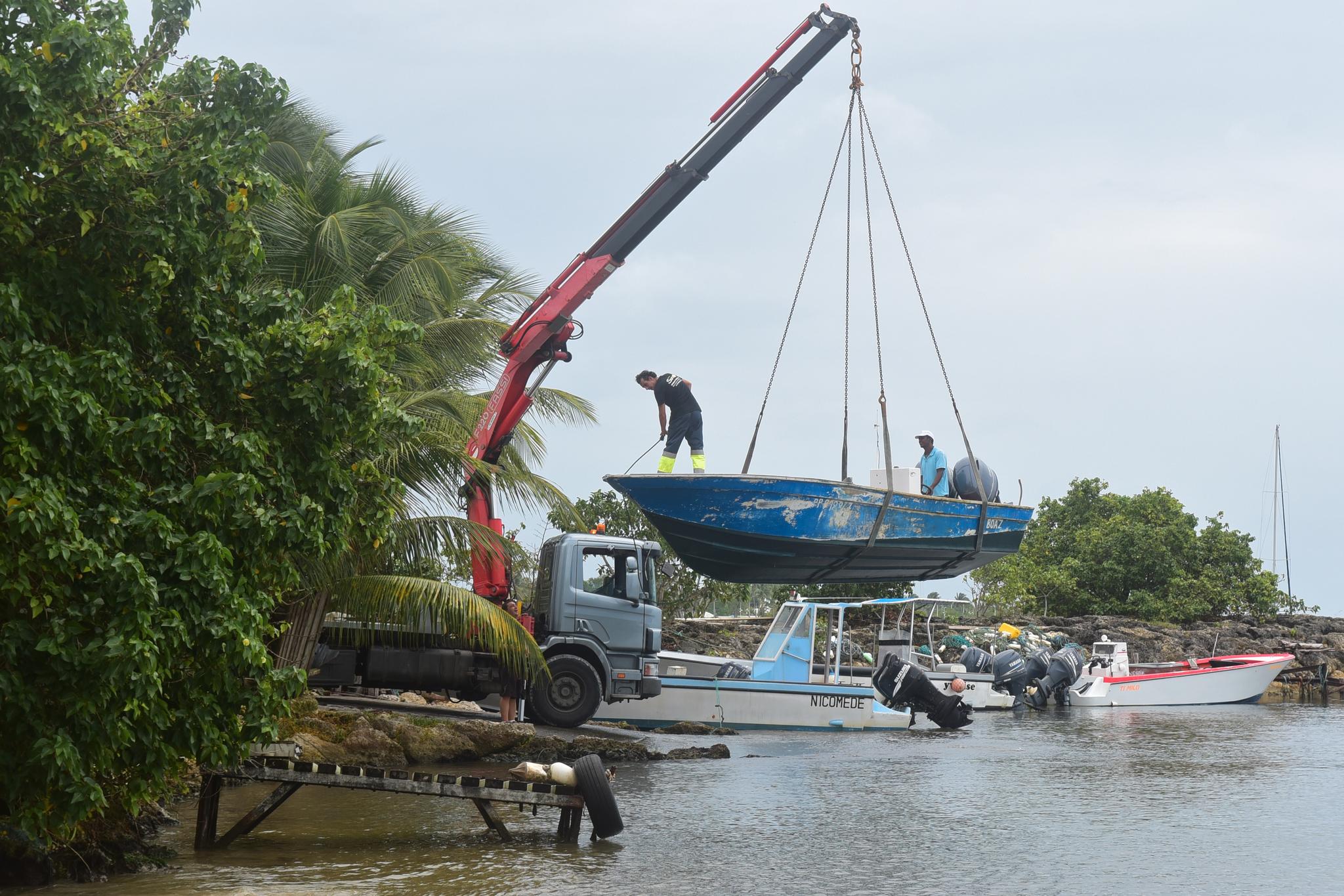  Befolkningen på øya Guadeloupe i Karibia sikret eiendelene sine i påvente av orkanen Maria.  