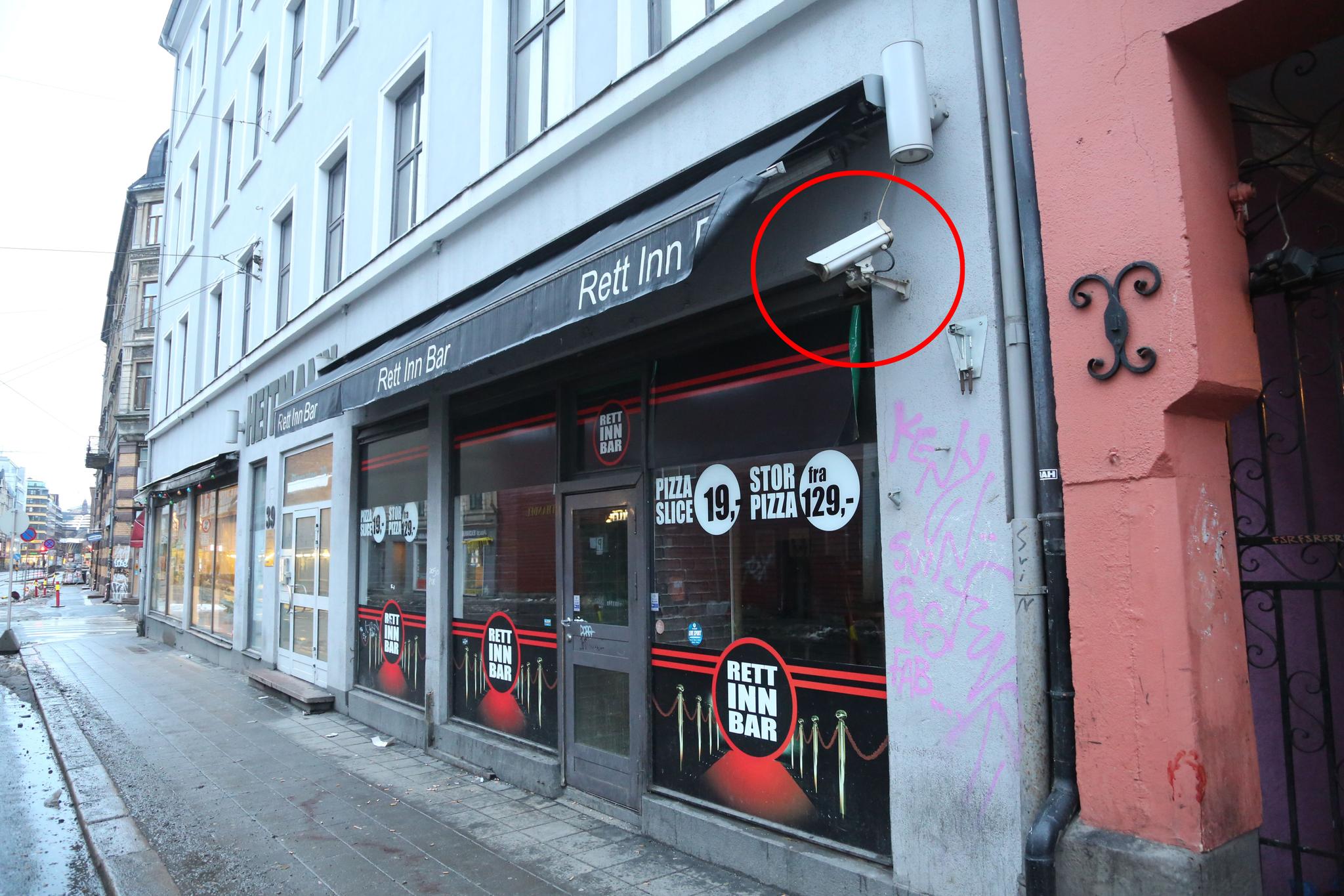 Overvåkingskameraet på veggen til «Rett Inn Bar» peker rett ned på åstedet for knivstikkingen.