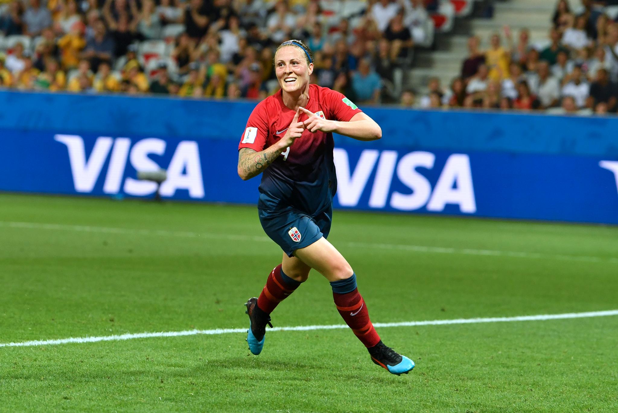 STORSCOREREN: Isabell Herlovsen feirer sin straffescoring under åttedelsfinalen mot Australia i VM i Frankrike i 2019. 