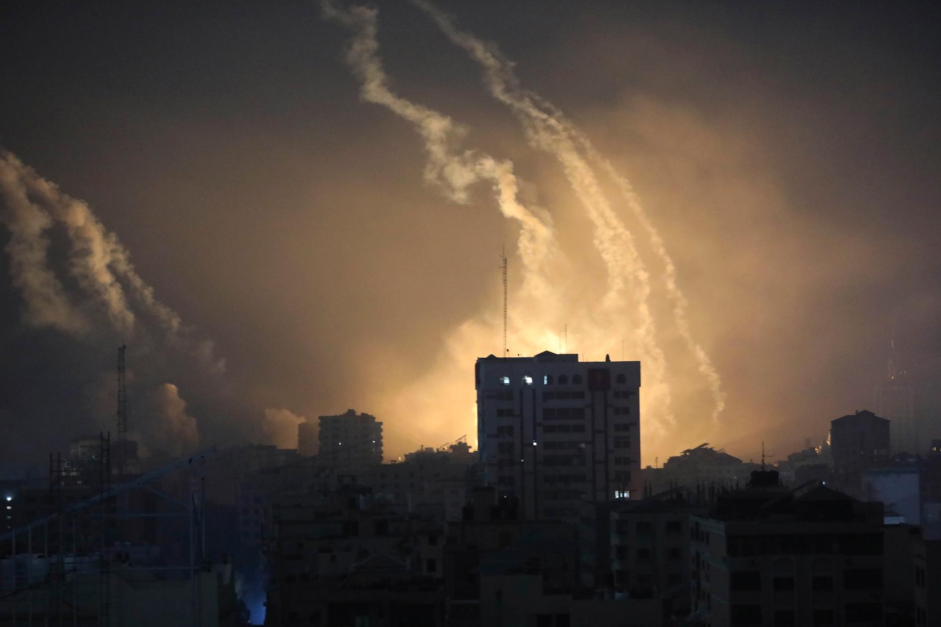 Nett- og telefontilgangen kollapset på Gazastripen fredag kveld, samtidig med at Israel trappet opp bombingen av den beleirede palestinske enklaven. 