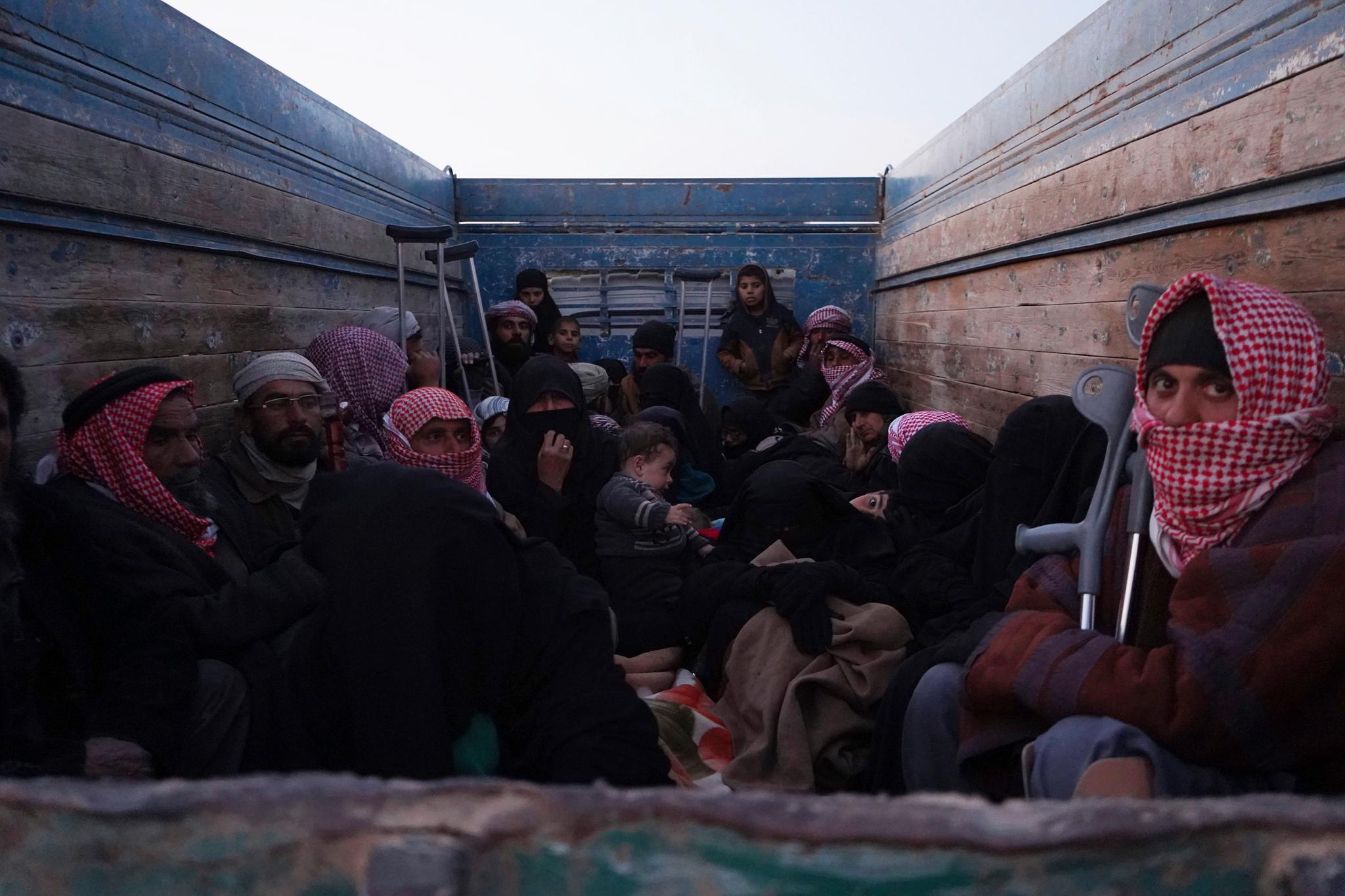 Over 10.000 mennesker har de siste ukene flyktet fra Baghouz-området øst i Syria, blant dem et ukjent antall IS-krigere. Foto: AP / NTB scanpix
