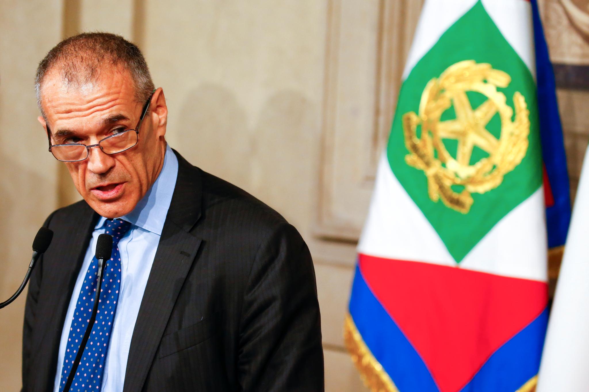 Carlo Cottarelli har bakgrunn fra Det internasjonale pengefondet IMF og skal nå lede Italias regjering i en overgangsperiode.
