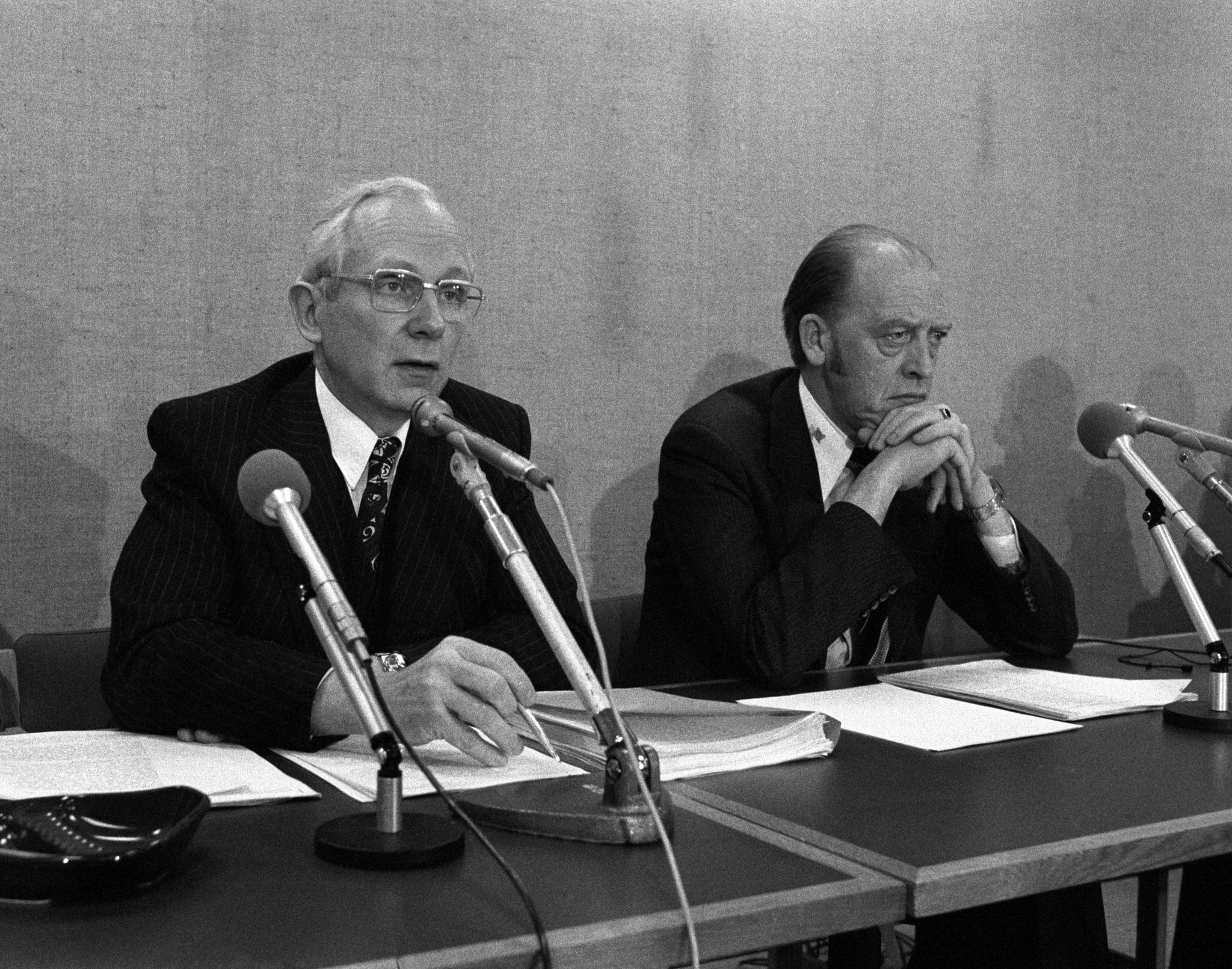 Finansminister Per Kleppe (t.v.) og statsminister Odvar Nordli på en pressekonferanse i Oslo i 1978 etter regjeringskonferansen i forbindelse med devalueringen / nedskrivingen av den norske kronen. Kleppe opplyste at det ville bli innført øyeblikkelig prisstopp. 