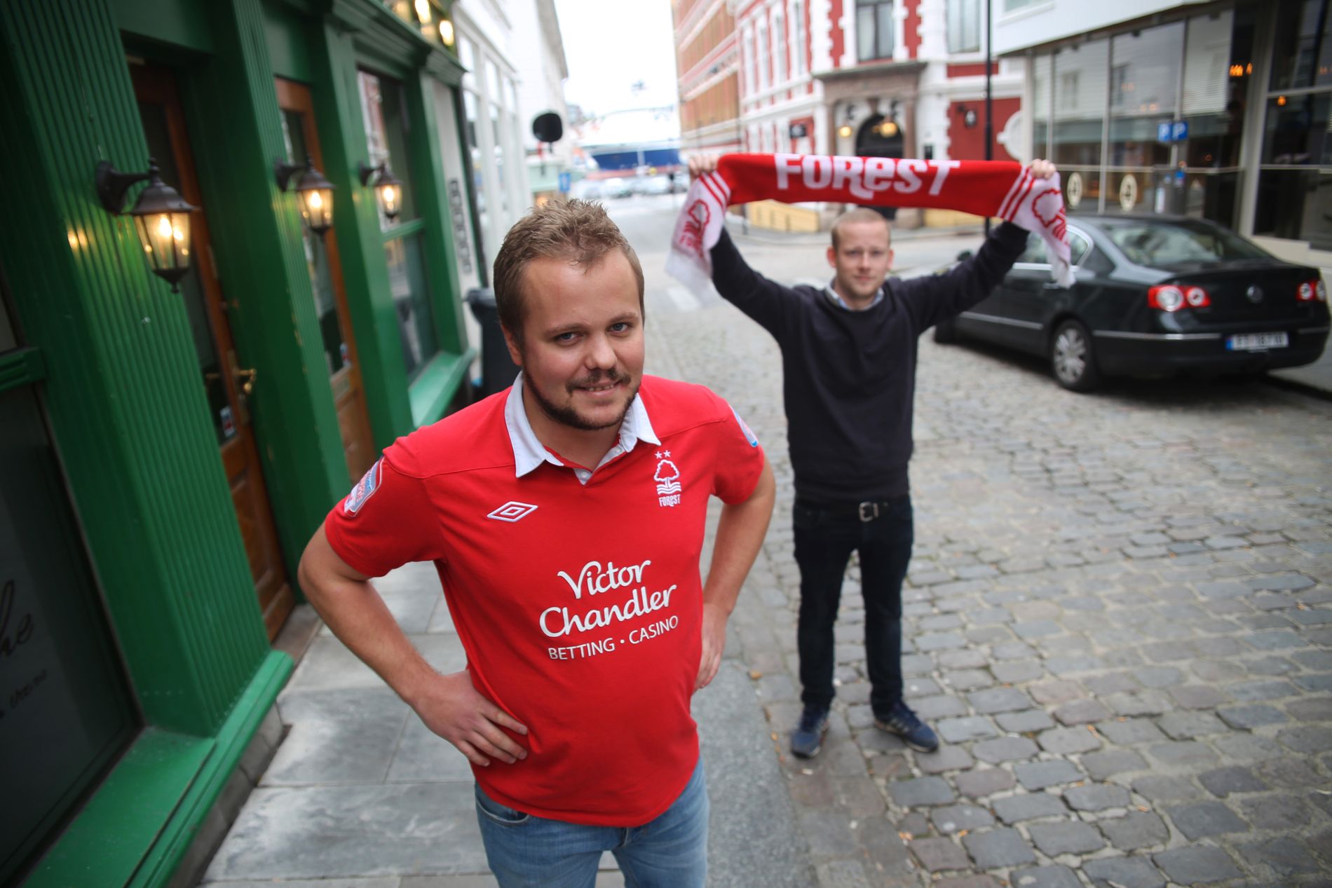 FANS: Både Andre Kvilhaug (t.v) og Tor Kristian Karlsen er store fotballentusiaster fra før av.