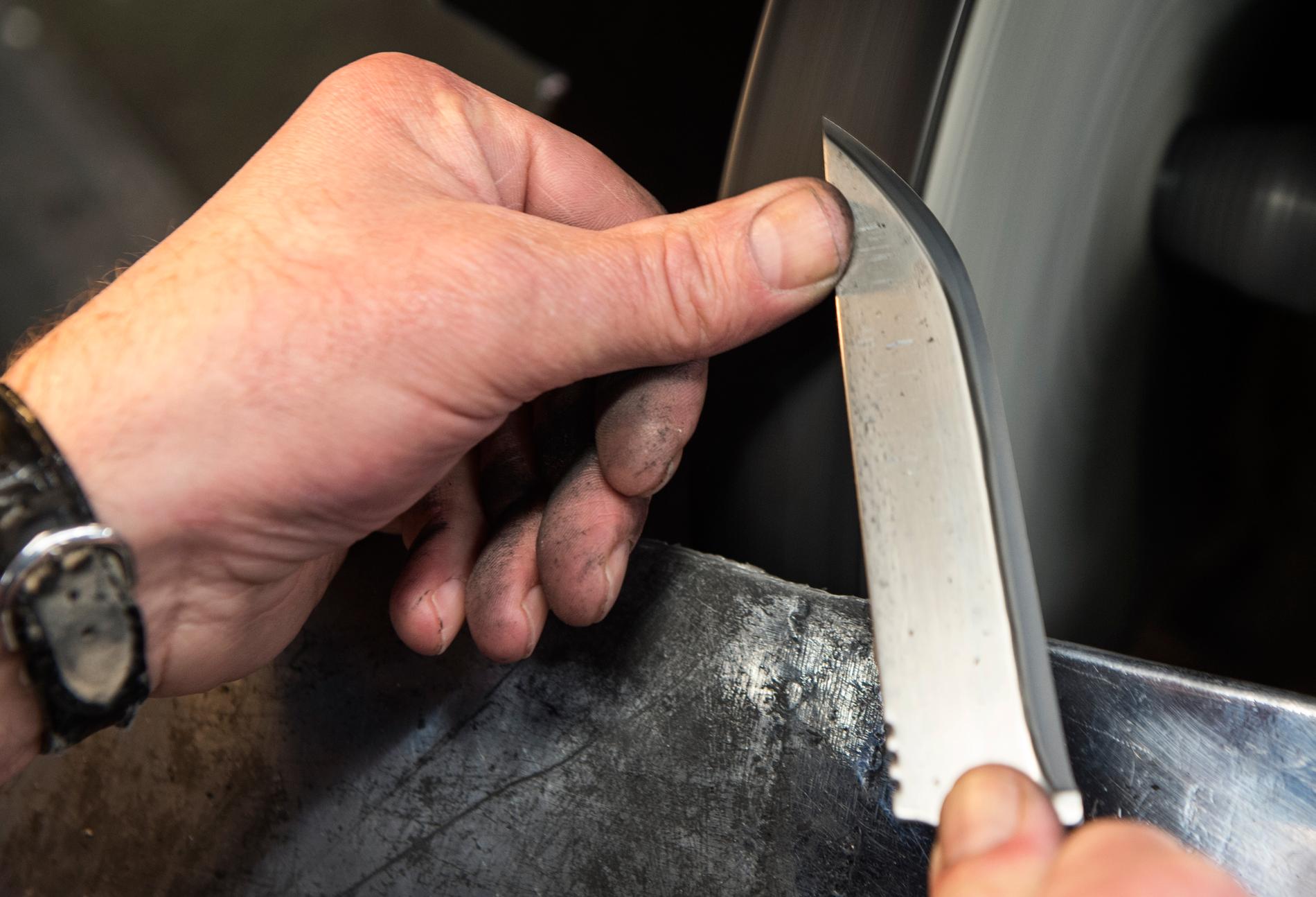 FRÅ STÅL TIL KNIV: Ei stødig hand er nødvendig når stålet skal slipast til ein kniv som bit. Jan Kåre Ravnøy i aksjon.