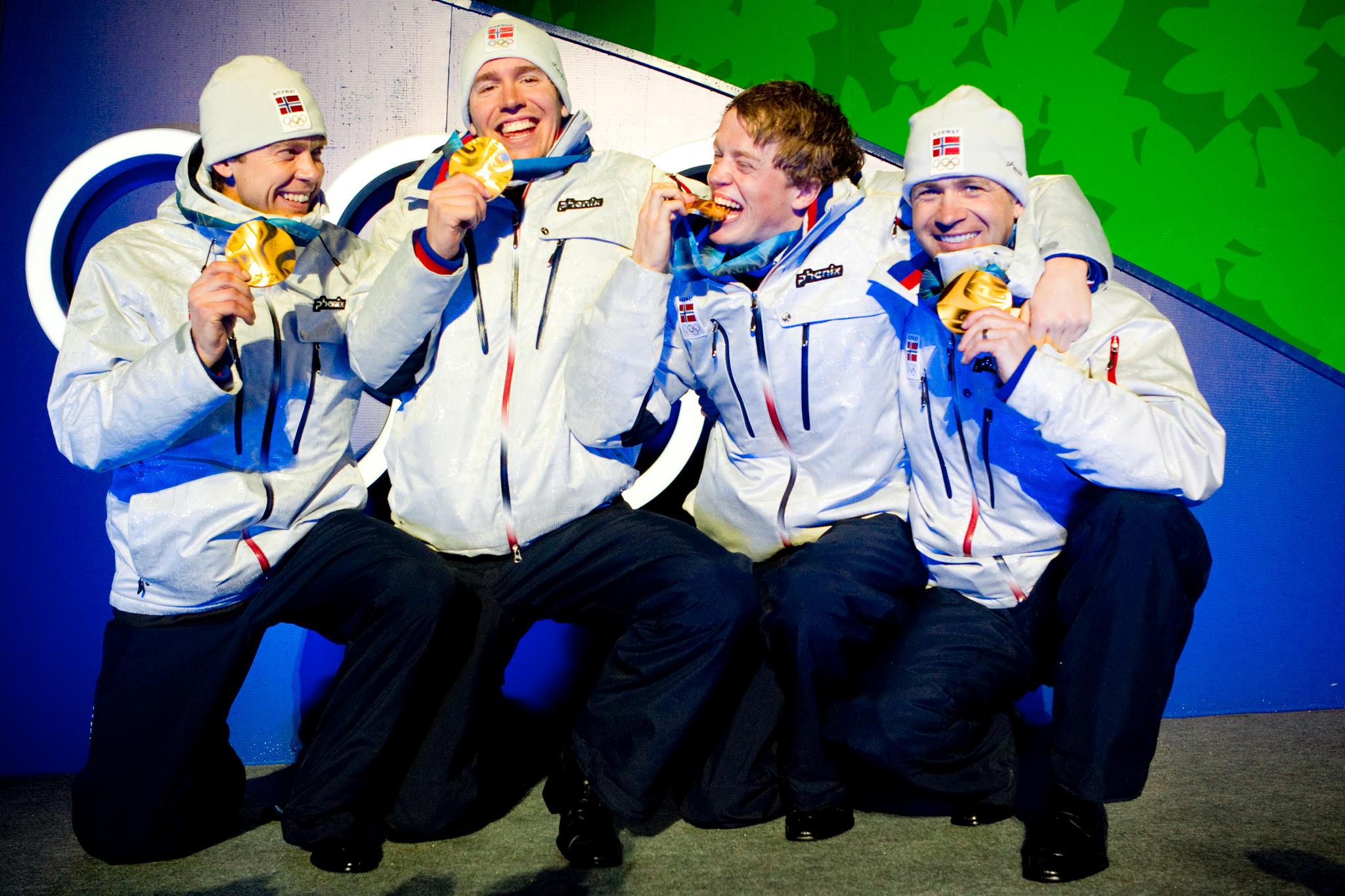 Fra venstre Halvard Hanevold, Emil Hegle Svendsen, Tarjei Bø og Ole Einar Bjørndalen med gullmedaljene i skiskyting, 4 x 7,5 km stafett i Whistler Olympic Park under OL i Vancouver 2010 i Canada.