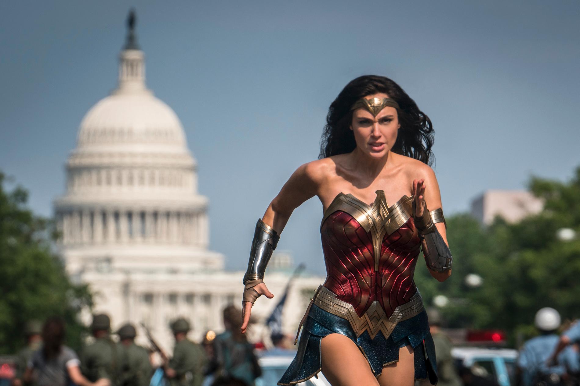 Løper til en skjerm nær deg: Gal Gadot i «Wonder Woman 1984». 