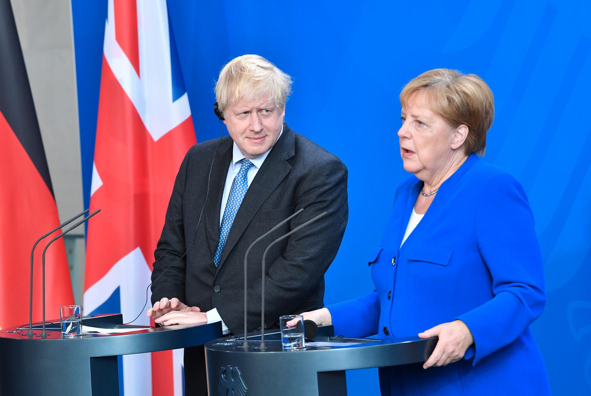 Boris Johnson prøvde å løse opp stemningen på pressekonferansen med litt tysk. Som han ikke kan.