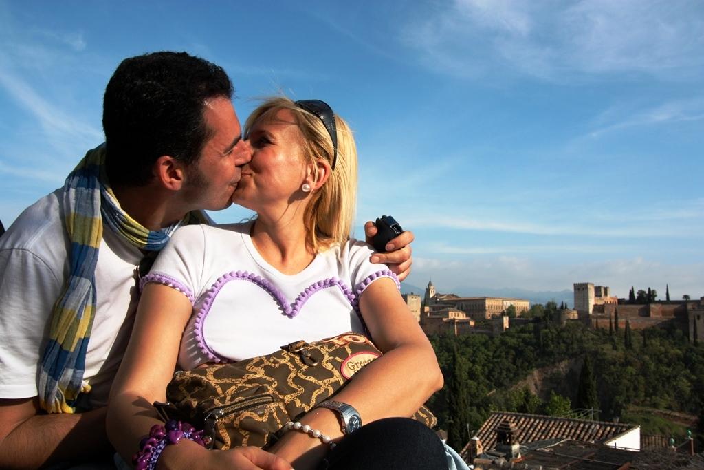 KYSS KYSS: Granada innbyr til romantikk, mener vår reiseekspert Stine Holberg Dahl som knipset dette bildet av noen turtelduer da hun besøkte den spanske byen.