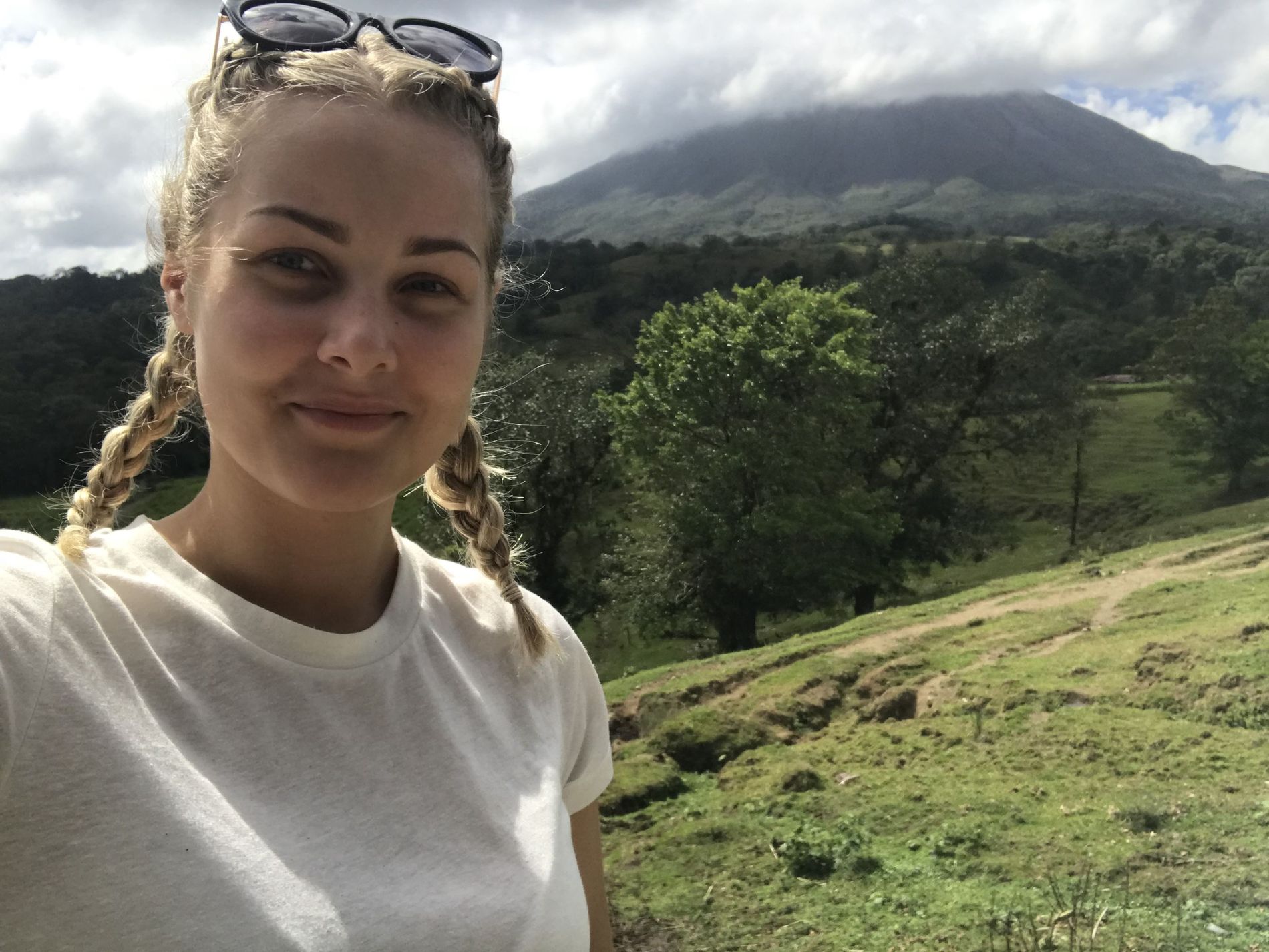 Helene Abildsnes ved vulkanene på Costa Rica.