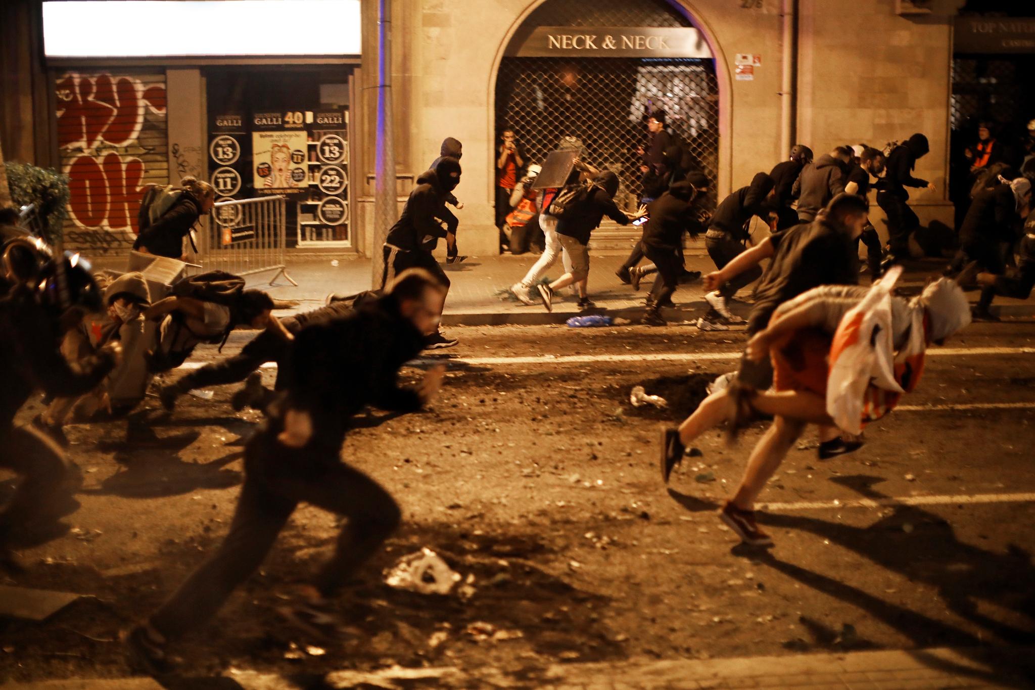 Det er ventet en enda større demonstrasjoner i Barcelona fredag kveld. Dette bildet er tatt torsdag.