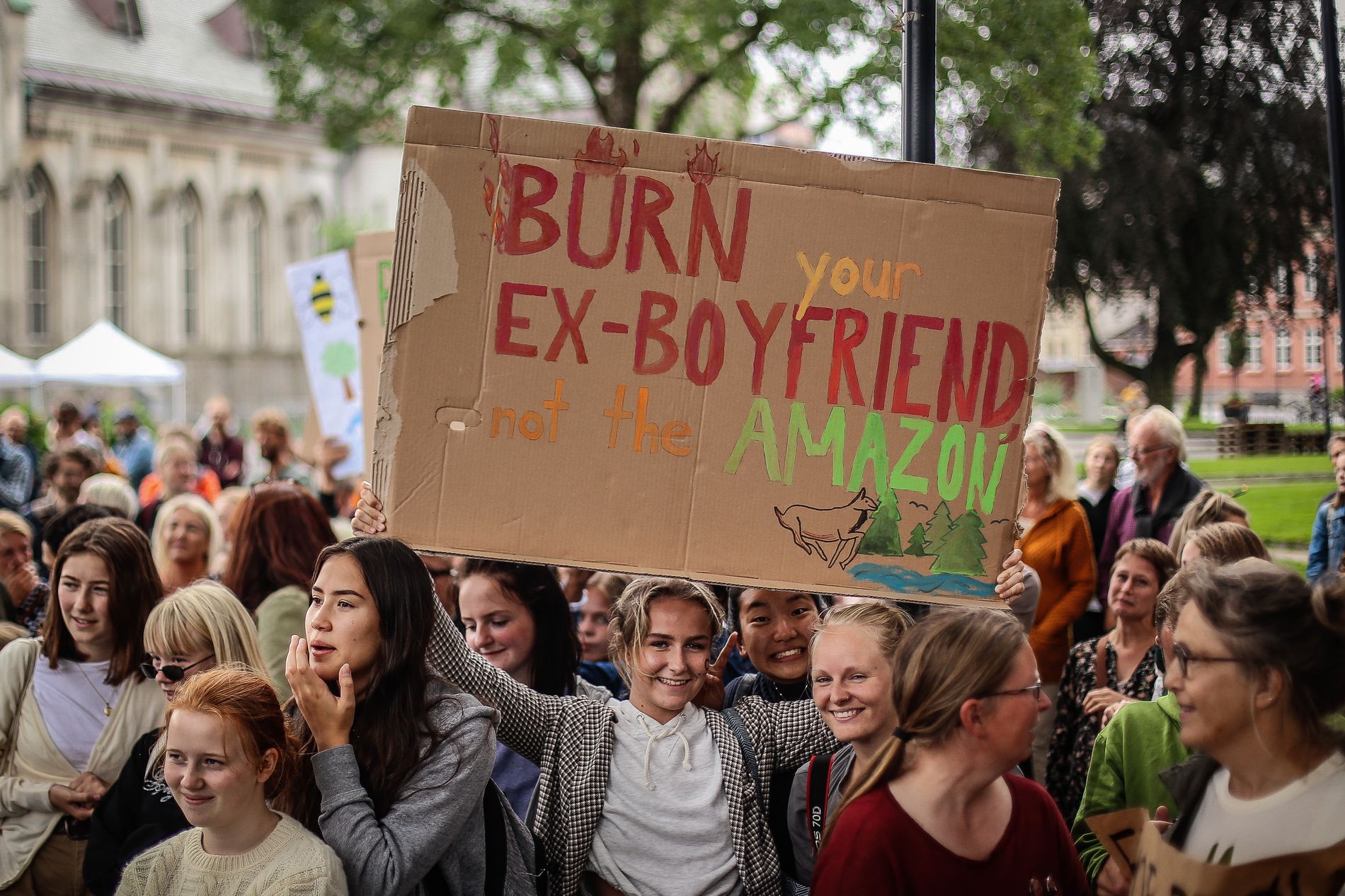 «Burn your ex-boyfriend, not the Amazon» skrev en jentegjeng på denne plakaten.