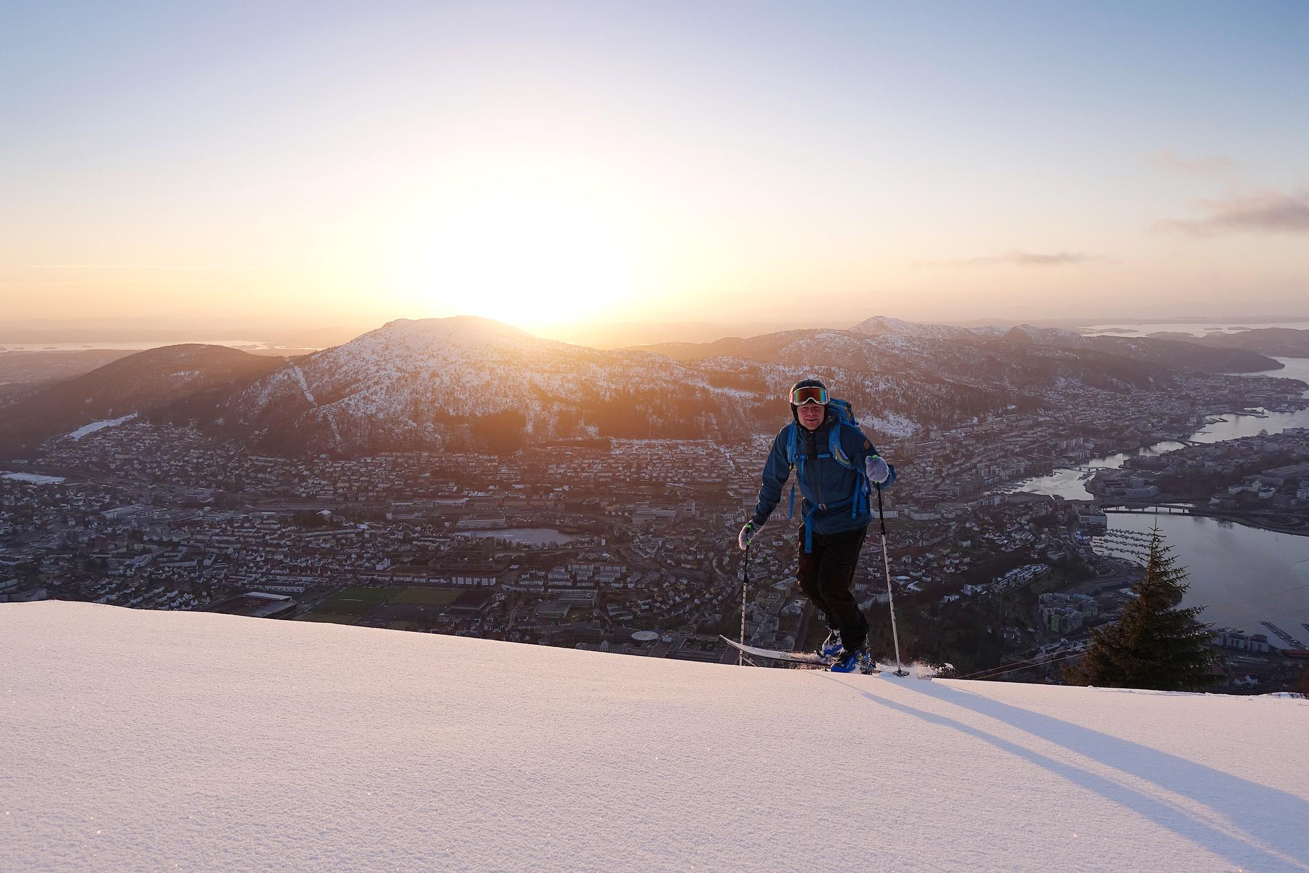 HISTORISK: Heldige er vi som fekk oppleva snøvinteren i Bergen i 2018. Asbjørn Hellås på veg til byens tak i solnedgangen.