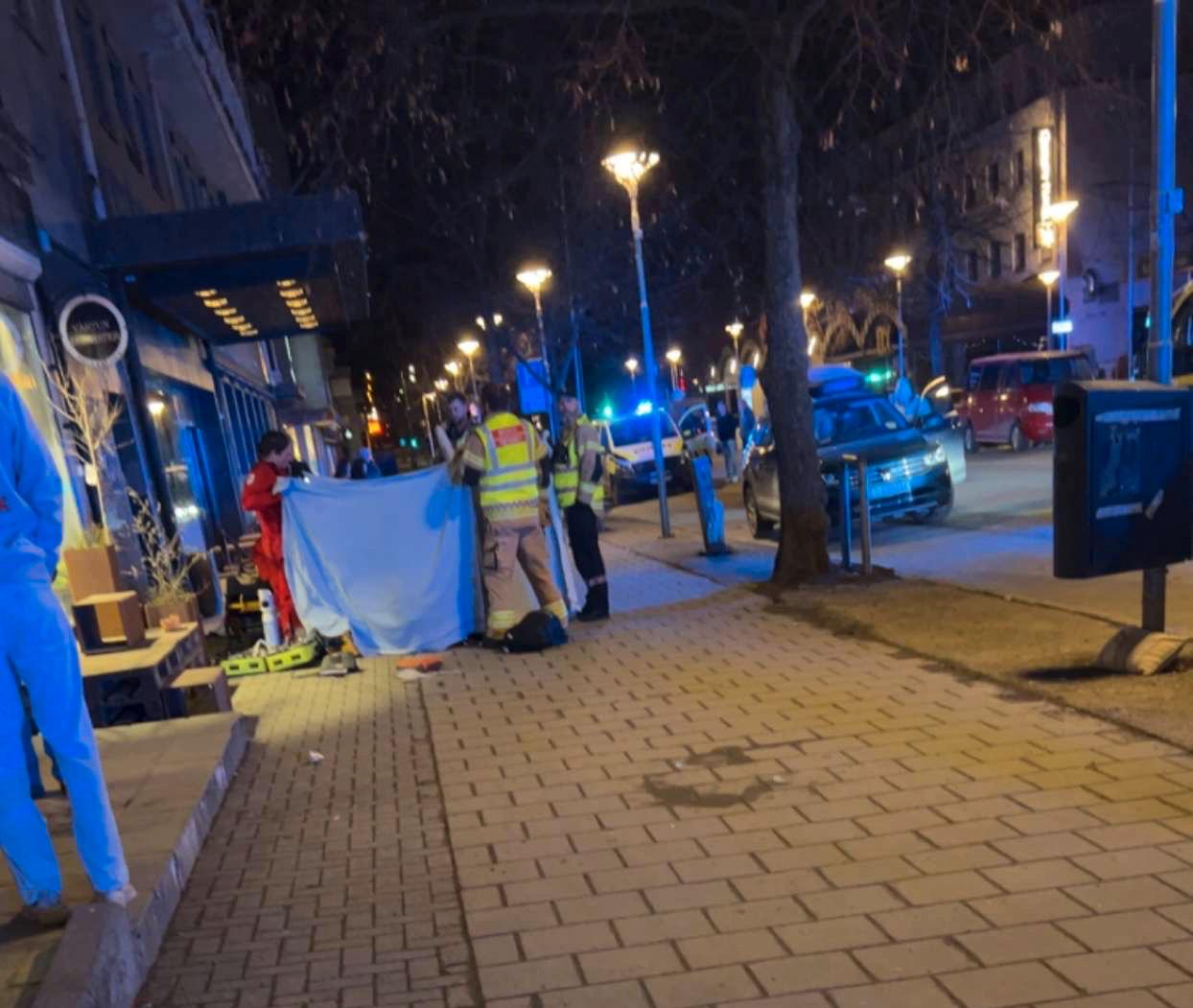 Nødetatene jobber på stedet etter at flere ble påkjørt i Kongens gate i Steinkjer natt til søndag. Det var kaotiske forhold ved åstedet etter hendelsen. 