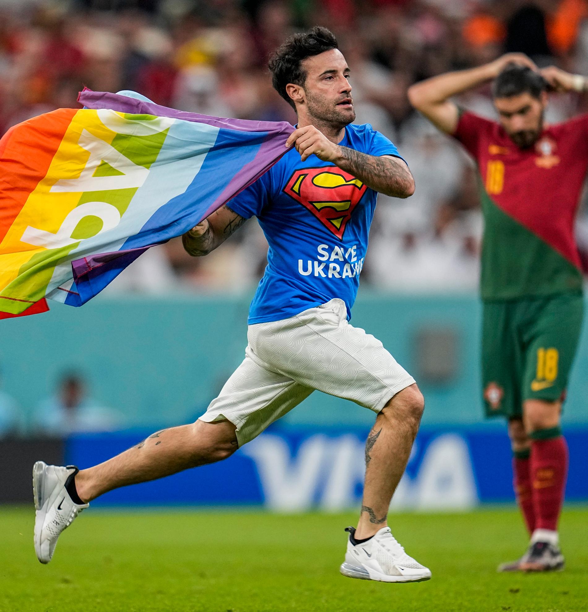 Abbiamo visto bandiere arcobaleno e sharia in buona compagnia ai Mondiali del Qatar?