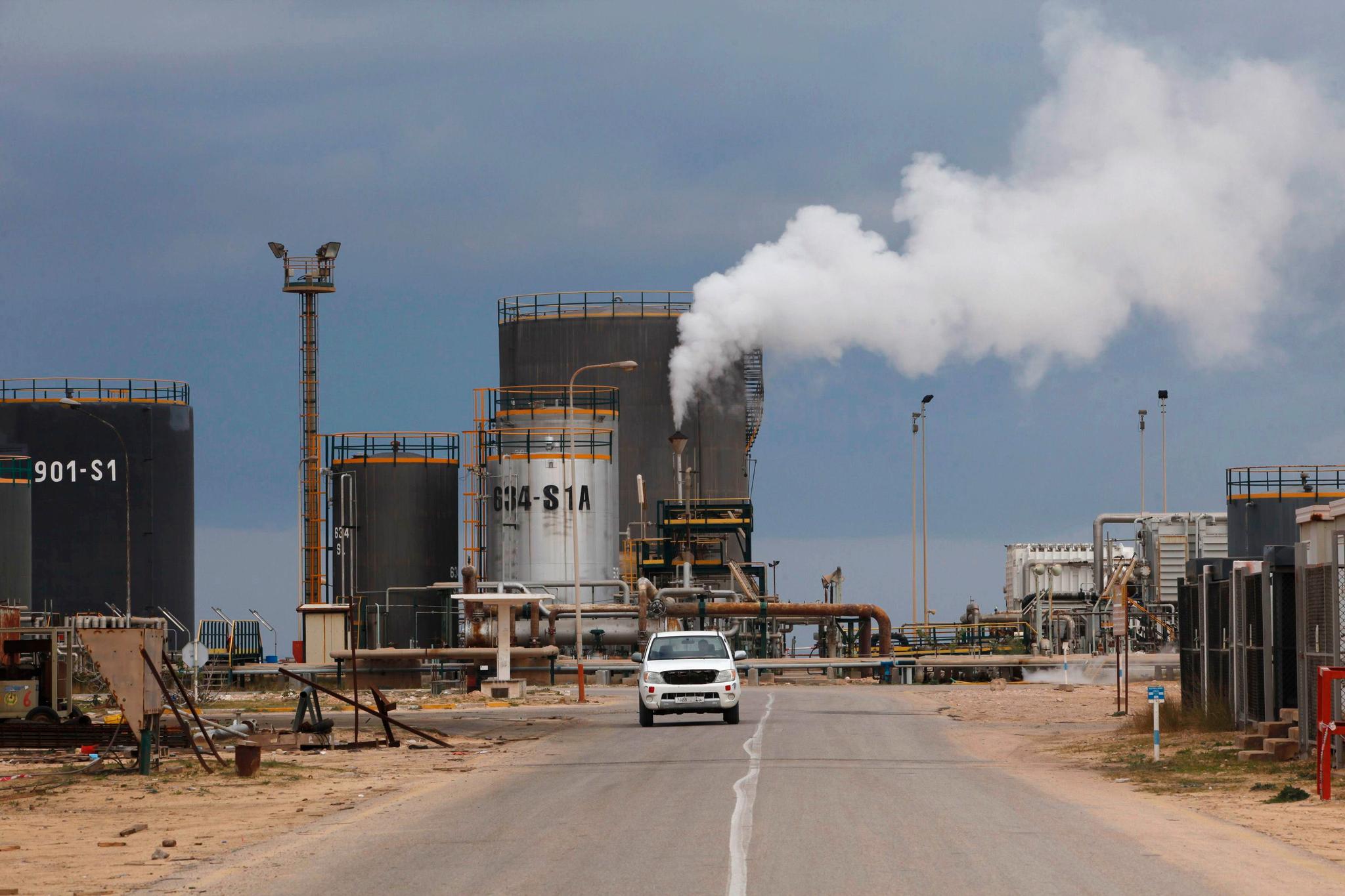 Libya har Afrikas største oljereserve, men konfliktene i landet hindrer eksport. DEtte bildet viser et oljeraffineri i Zawia i 2013.