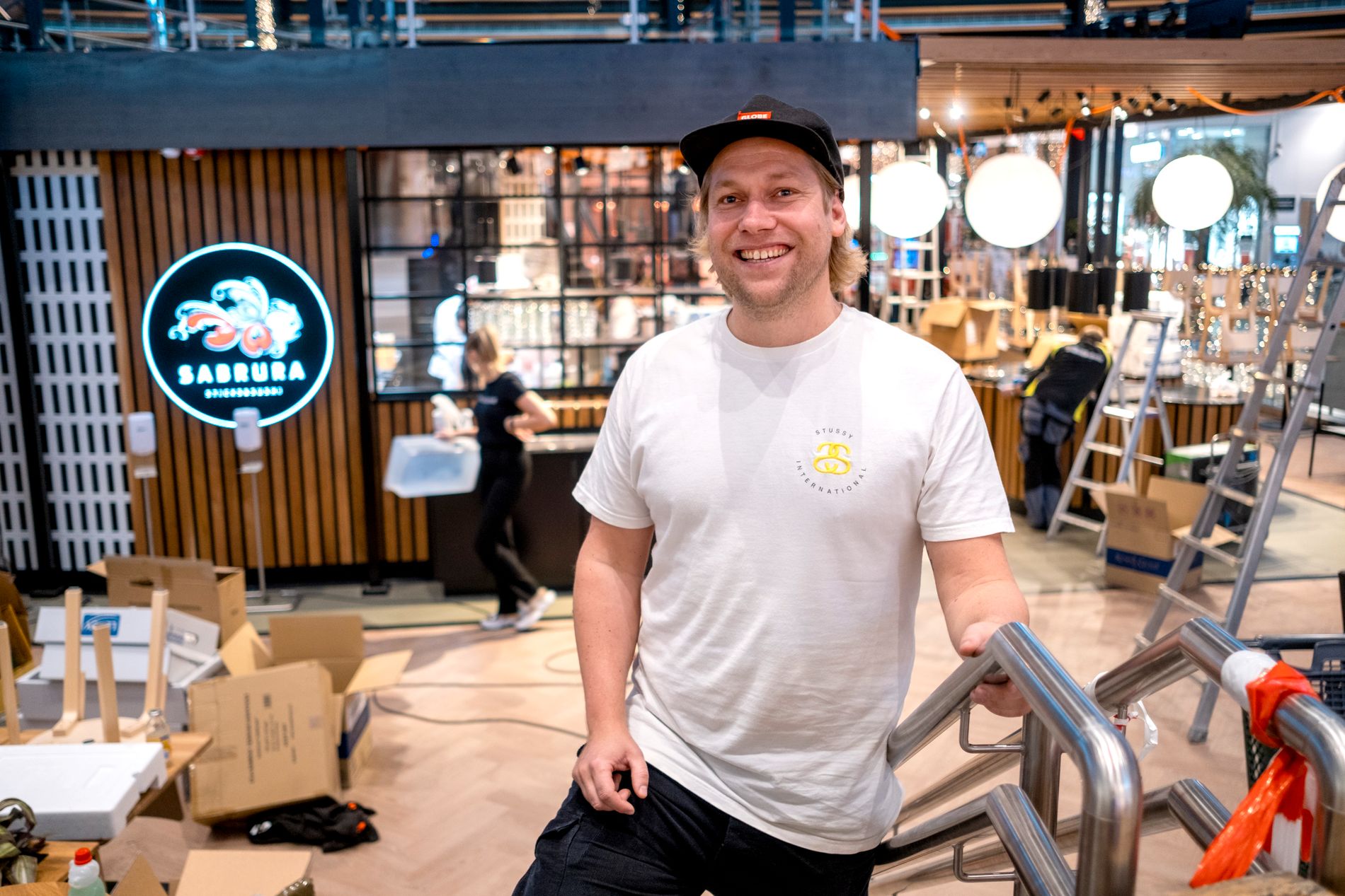 Martin Lund Langlie er franchisetaker av Sabrura Sticks & Sushi på Amfi Madla, og skal drive restauranten i tillegg til å være daglig leder av Checkpoint og konsertarrangør.