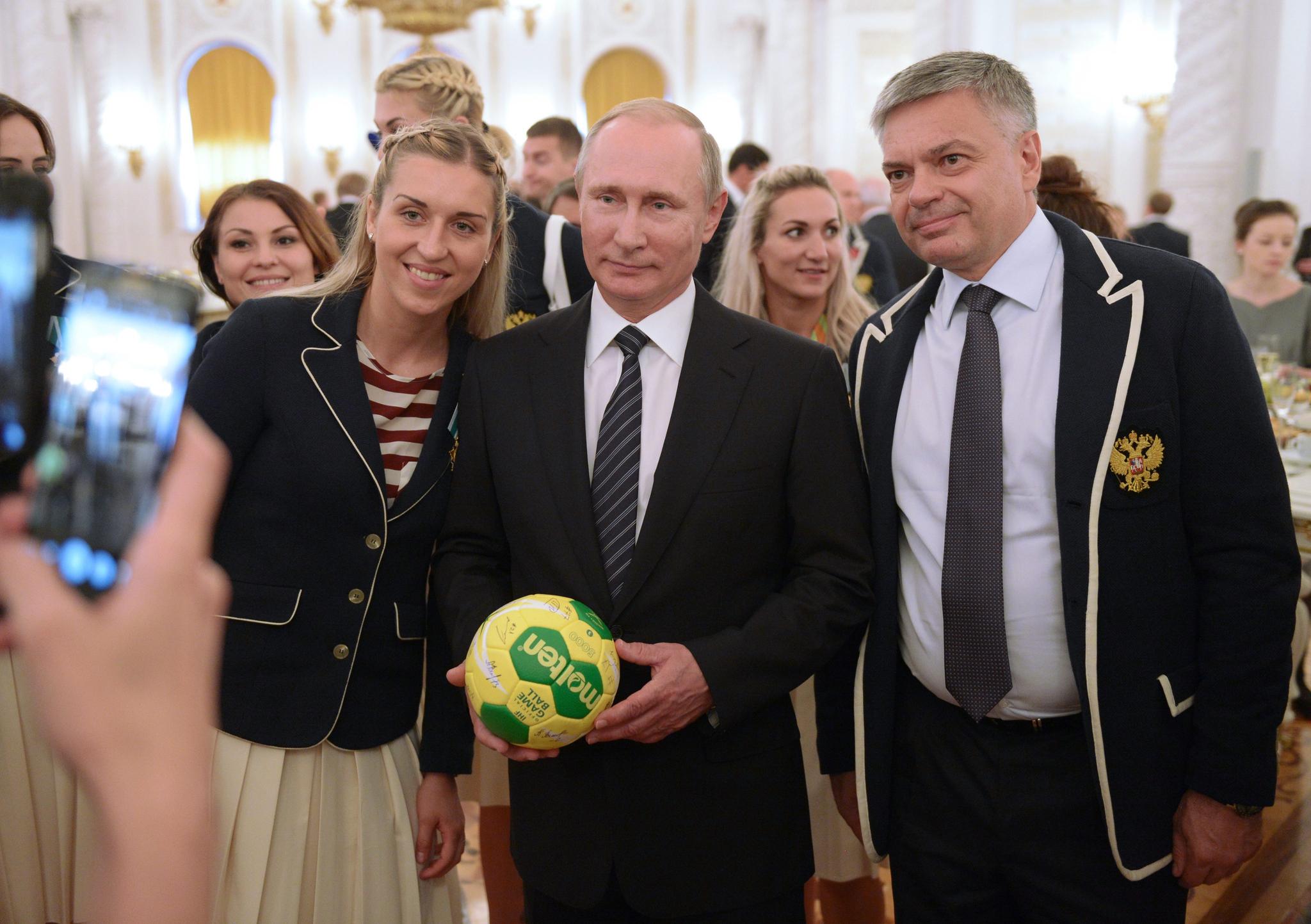 Vladimir Putin sammen med håndballpresident Sergej Sjisjkarjov og OL-helten Irina Bliznova etter OL-gullet i Rio i 2016.
