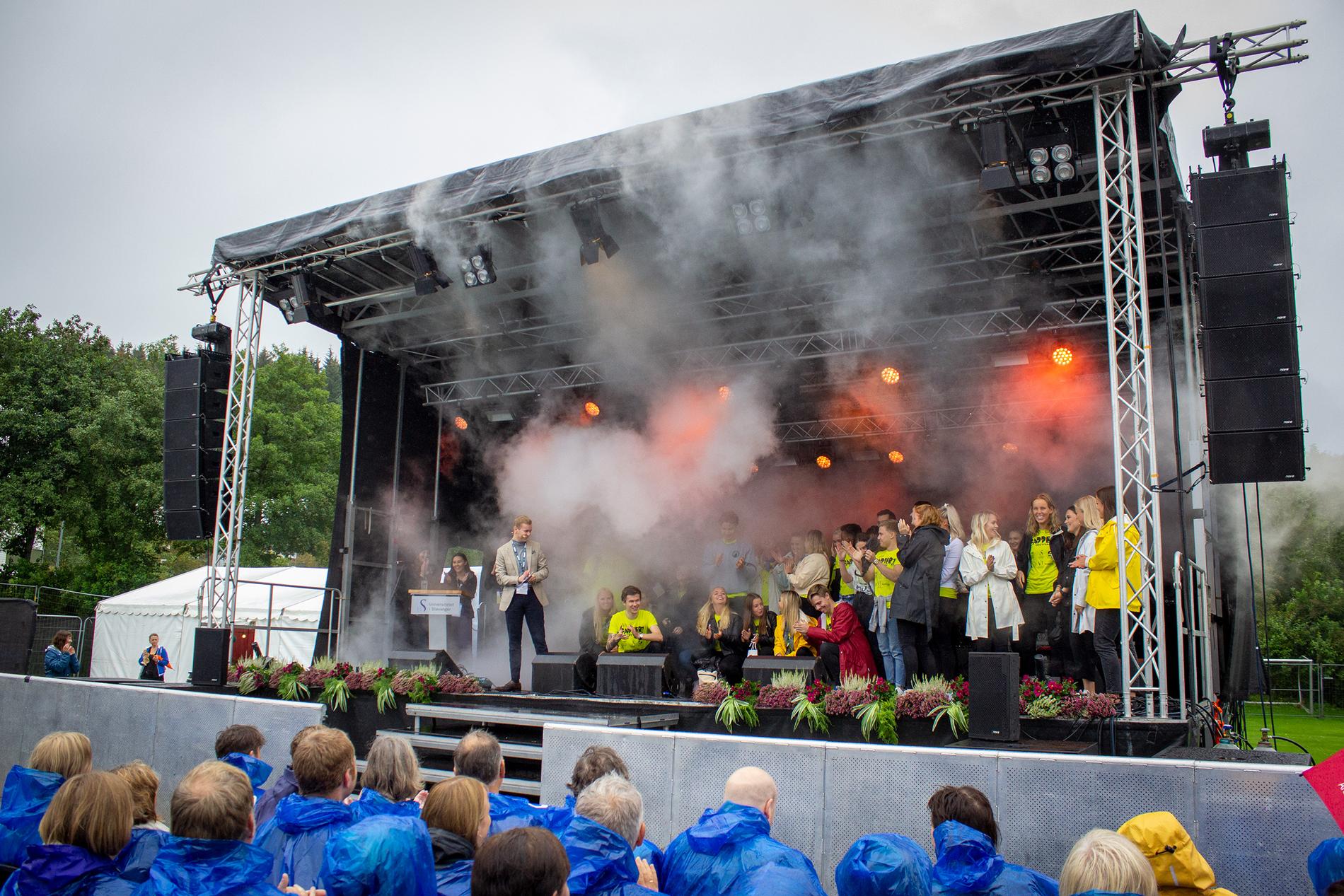 Faddersjef Christian Hjelle, sammen med fadderstyret og fadderlederne, åpnet Fadderfestivalen på campus like etter klokka 13.00 mandag. 