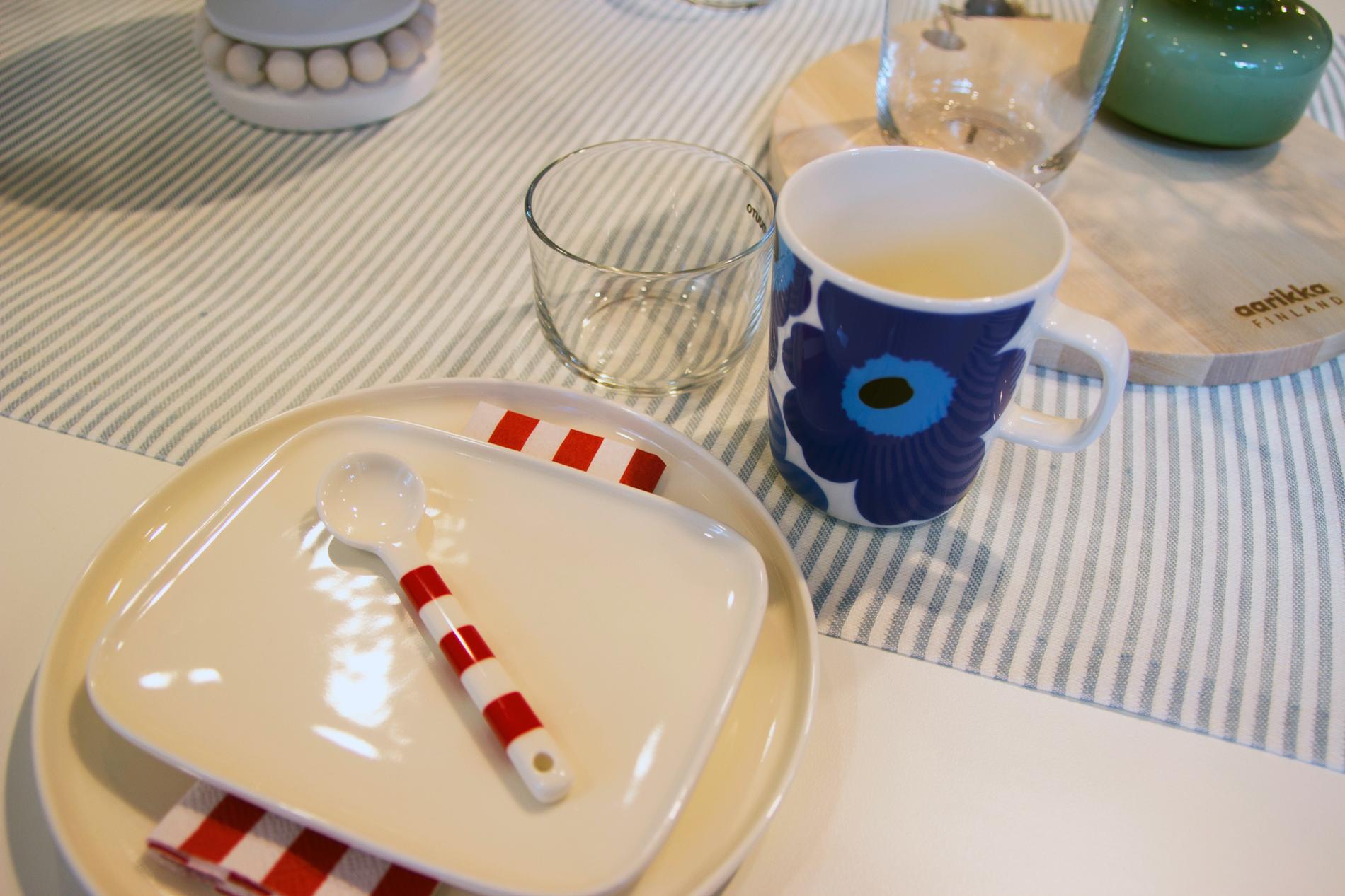  Med hvitt servise kan du ta igjen med farger i bestikk, kopper og servietter.