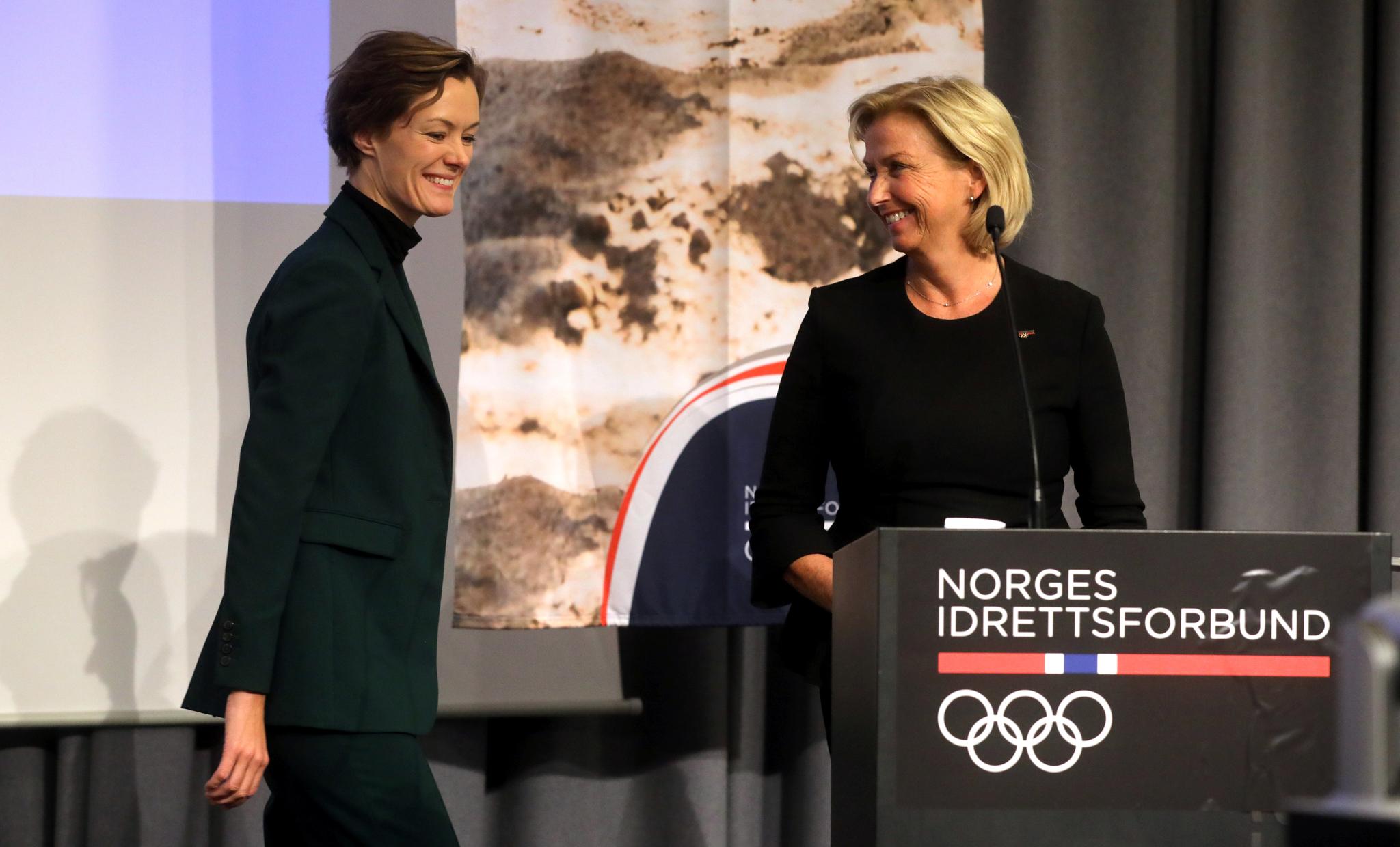 Kulturminister Anette Trettebergstuen og idrettspresident Berit Kjøll på det ekstraordinære idrettstinget lørdag.