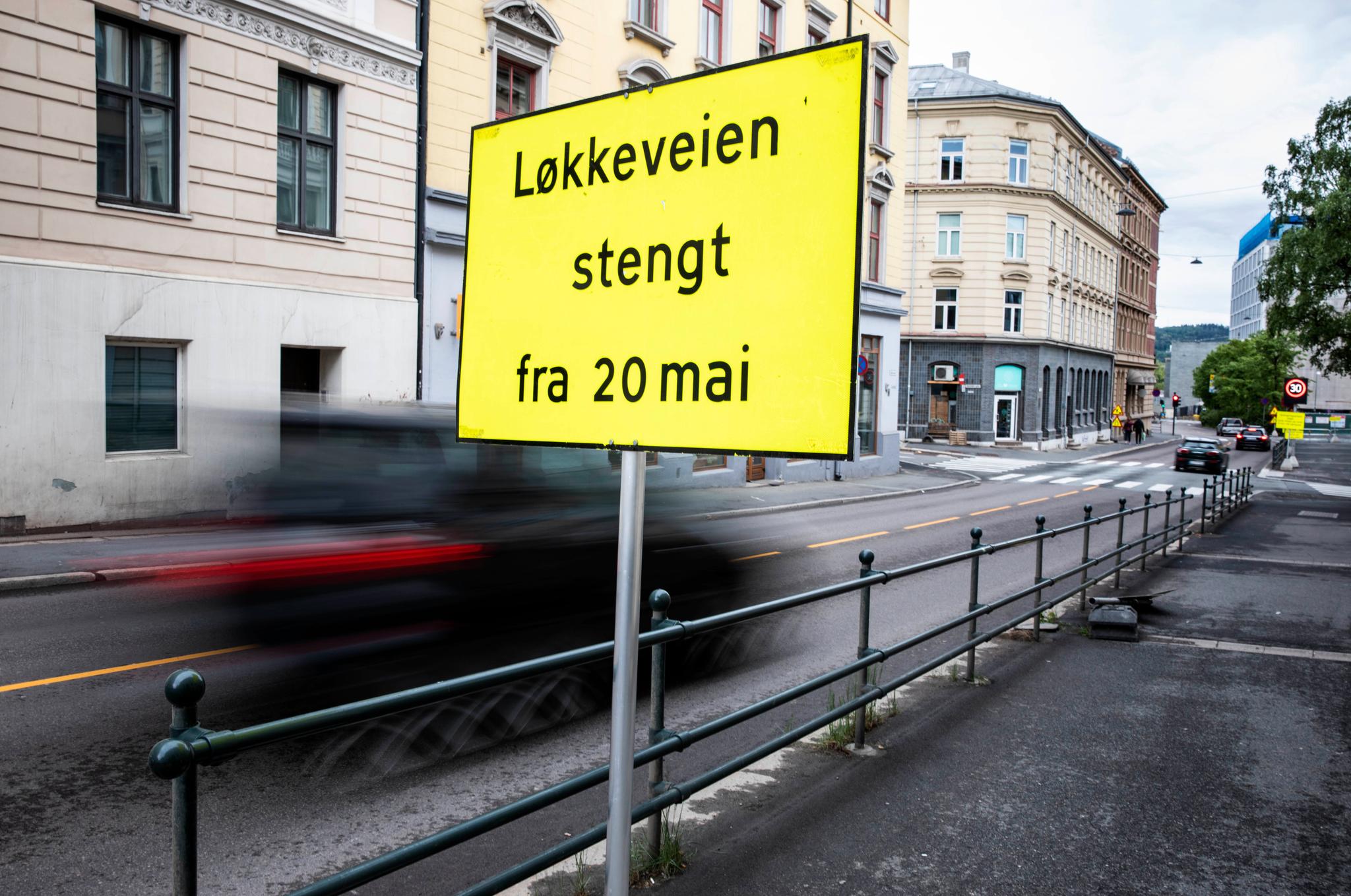 Det er 30-sone i Løkkeveien. Denne fartsgrensen blir brutt flere ganger om dagen. Nå prøvestenges gaten for ett år. Ruseløkka skole, som for tiden er under gjenoppbygging, ligger på den ene enden av Løkkeveien. 