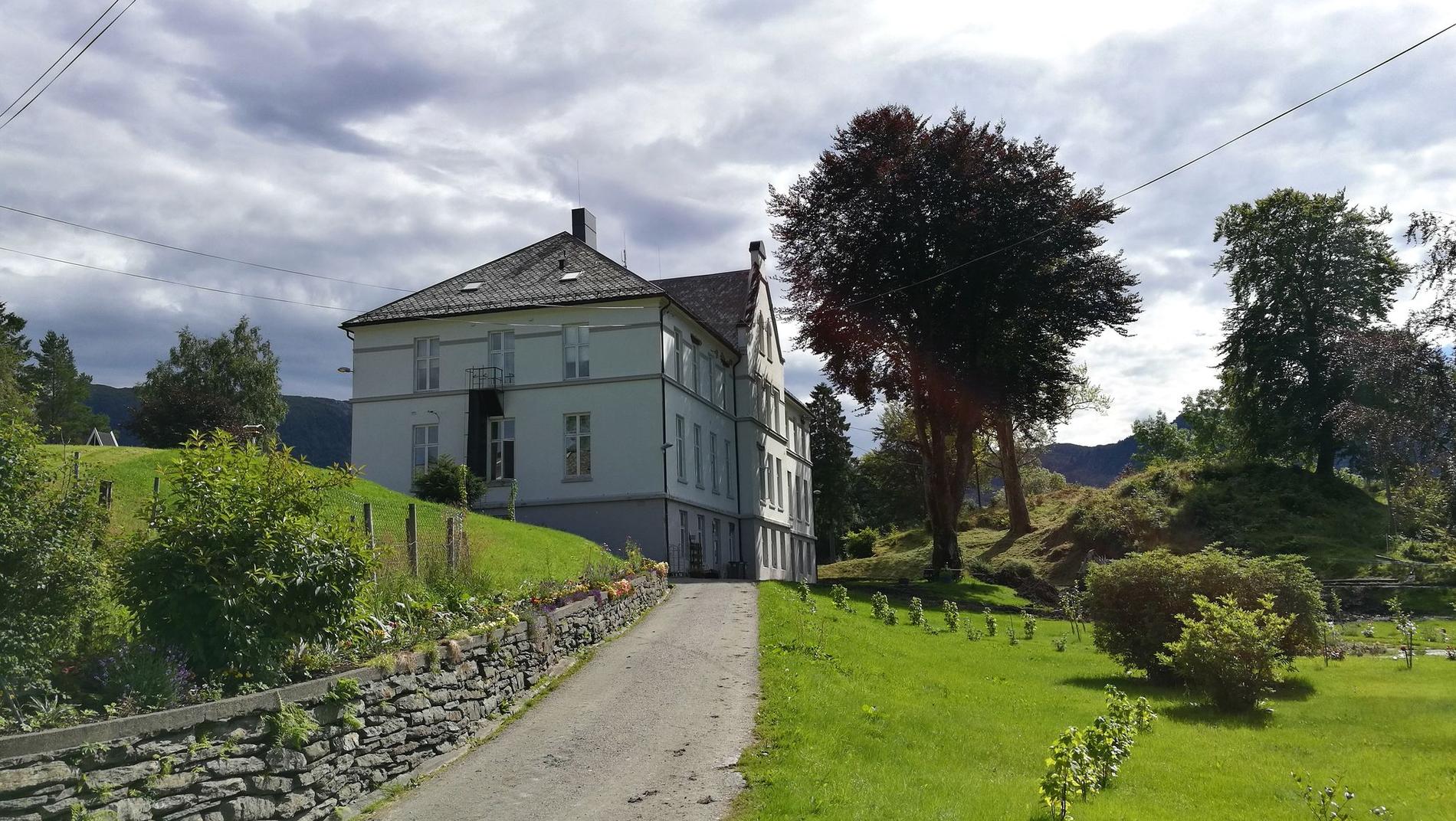 Bergen fengsel har en Osterøy-avdeling på en egen øy som heter Ulvsnesøy. 