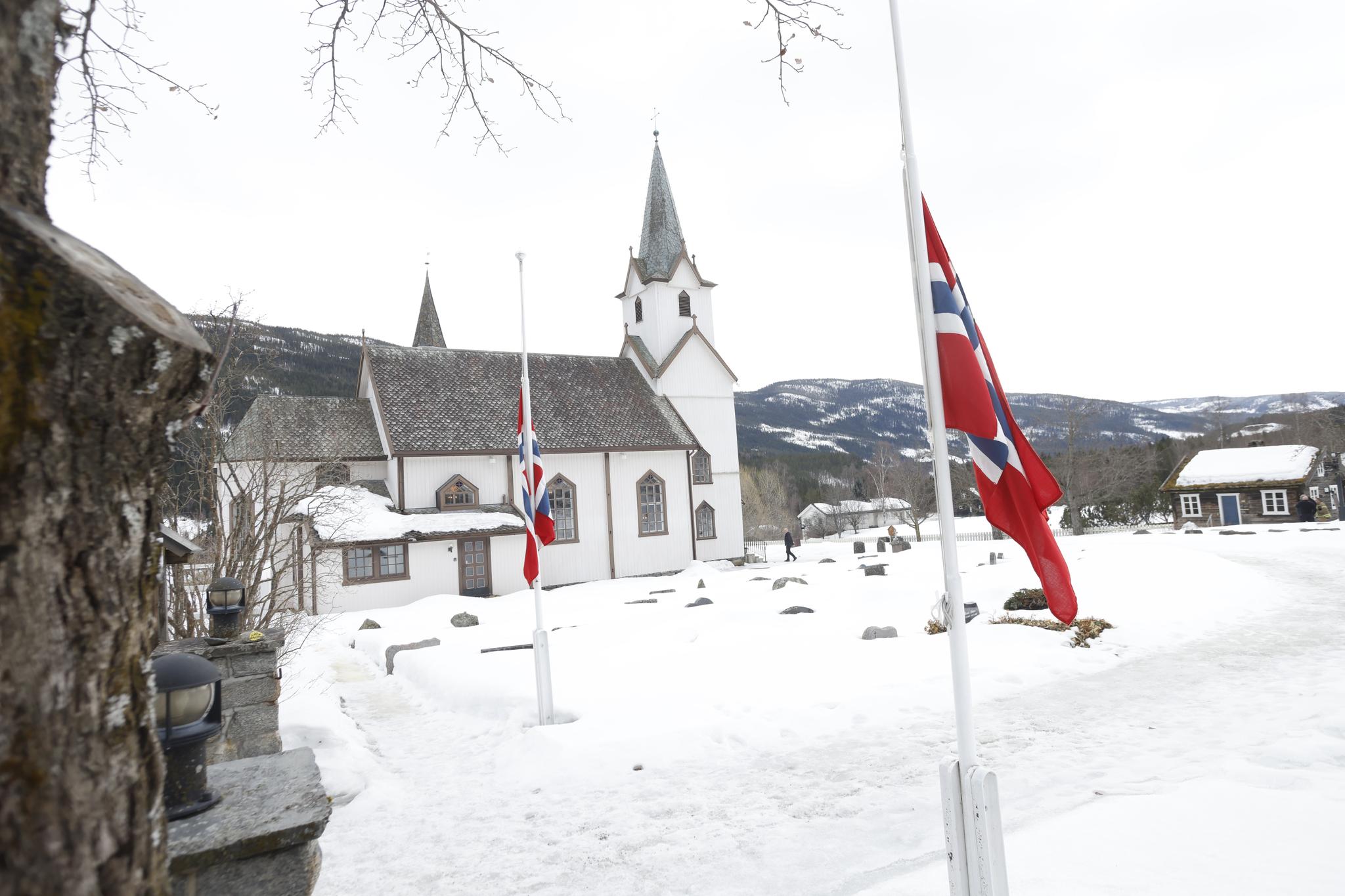 Flaggene på halv stang under åpen kirke i Torpo søndag. 