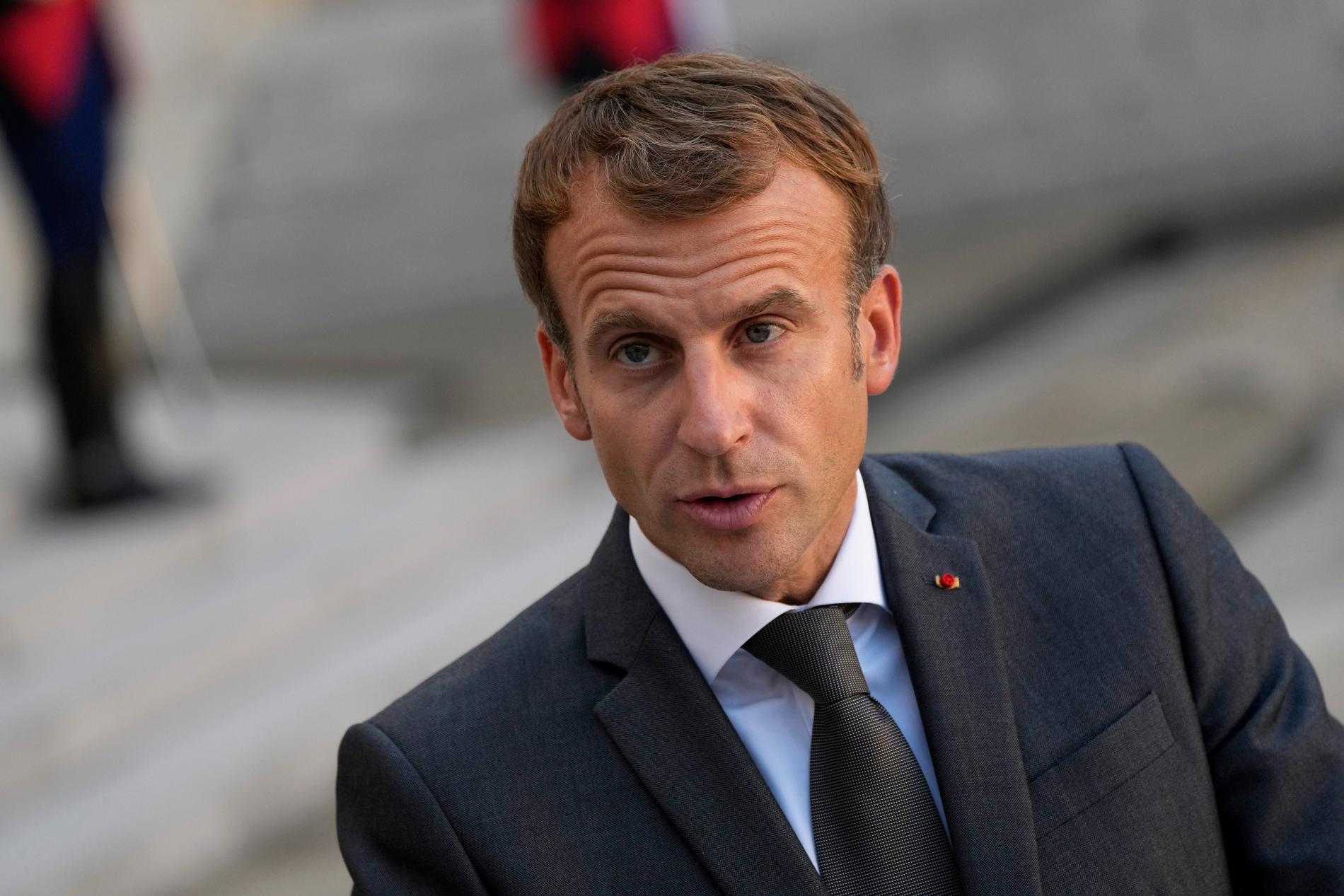 Frankrikes president Emmanuel Macron følte seg skitten etter å ha håndhilst på fattige mennesker under valgkampen i 2017, skrev det satiriske nettstedet Le Gorafi, og mange trodde at det var sant. 